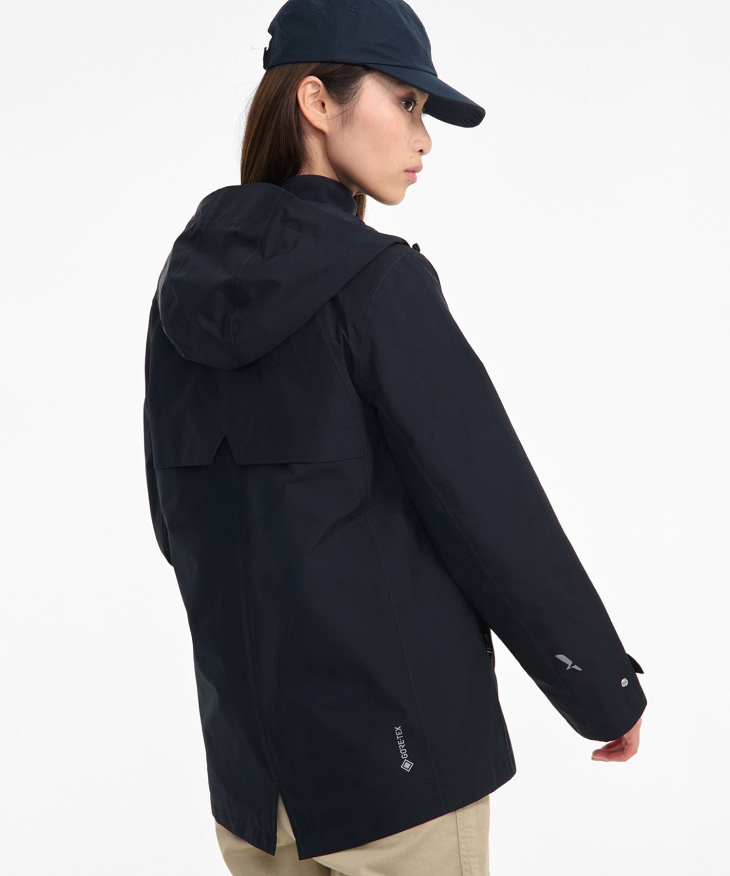 【エーグル/AIGLE】のGORE-TEX ゴアテックス 防風 防水 撥水 透湿 フィッシュテールフーデッドジャケット インテリア・キッズ・メンズ・レディースファッション・服の通販 founy(ファニー) 　ファッション　Fashion　レディースファッション　Fashion for Women　アウター　Coat / Outerwear Collection　レディースジャケット・軽アウター　Jackets　シリコン　Silicone, Silicone Material　スリット　Slit, Slit Detail　ドローストリング　Drawstring, Pull Cord　フラップ　Flap, Flap Pocket　フロント　Front, Front Design　ポケット　Pocket, Pocket Detail　ライニング　Inner Lining, Inner Fabric, Lined　軽量　Lightweight, Ultra Light　ブラック|ID: prp329100004767345 ipo3291000000034524920