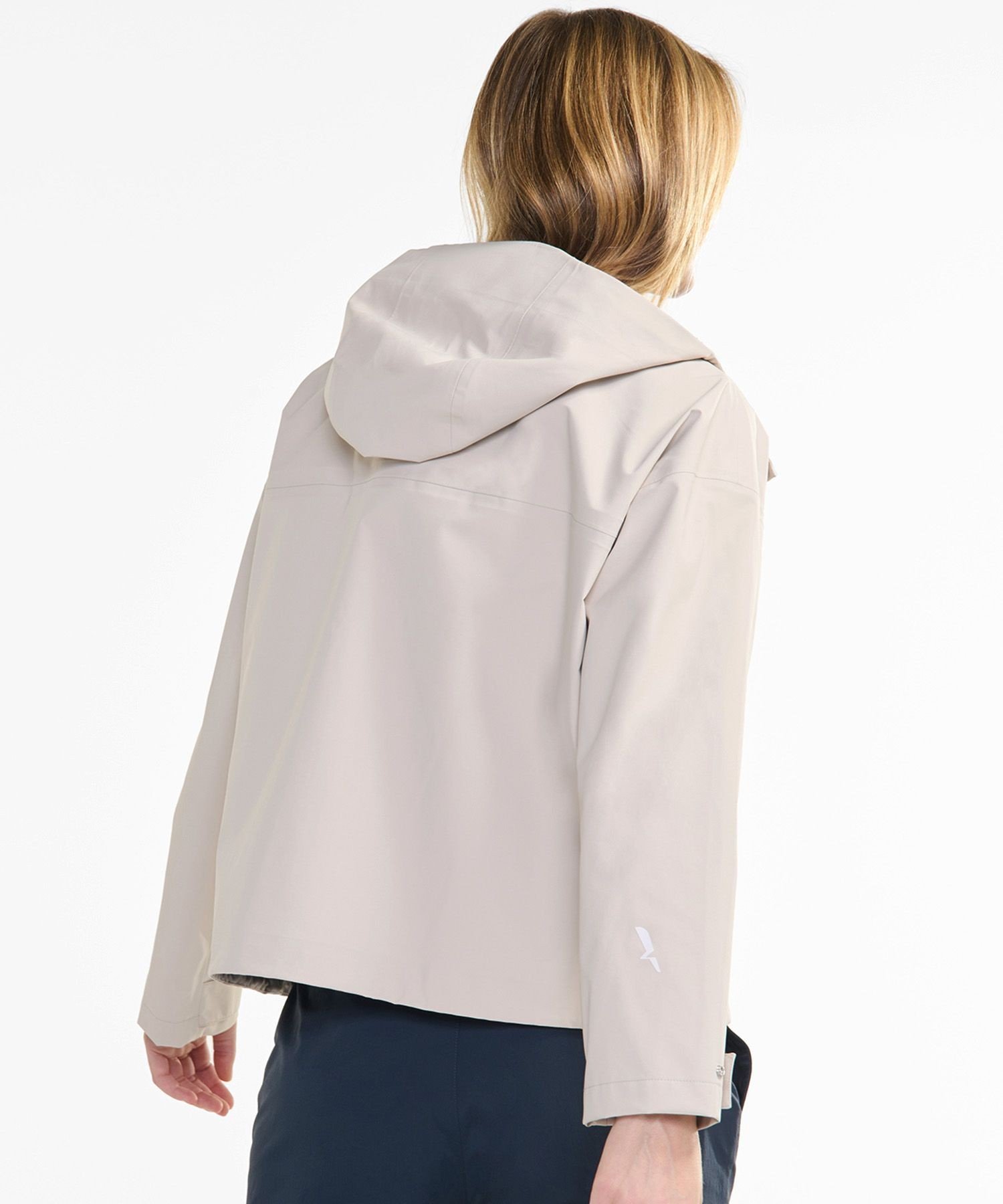 【エーグル/AIGLE】のGORE-TEX ゴアテックス 防風 撥水 防水 透湿 3レイヤー ショートフーデッドジャケット インテリア・キッズ・メンズ・レディースファッション・服の通販 founy(ファニー) 　ファッション　Fashion　レディースファッション　Fashion for Women　アウター　Coat / Outerwear Collection　レディースジャケット・軽アウター　Jackets　ジャケット　Jacket, Outerwear　スタイリッシュ　Stylish, Fashionable　ドローコード　Drawcord, Drawstring Cord　ハンド　Hand, Handmade　プリント　Print, Printed Pattern　ポケット　Pocket, Pocket Detail　軽量　Lightweight, Ultra Light　オフホワイト|ID: prp329100004767646 ipo3291000000034528088