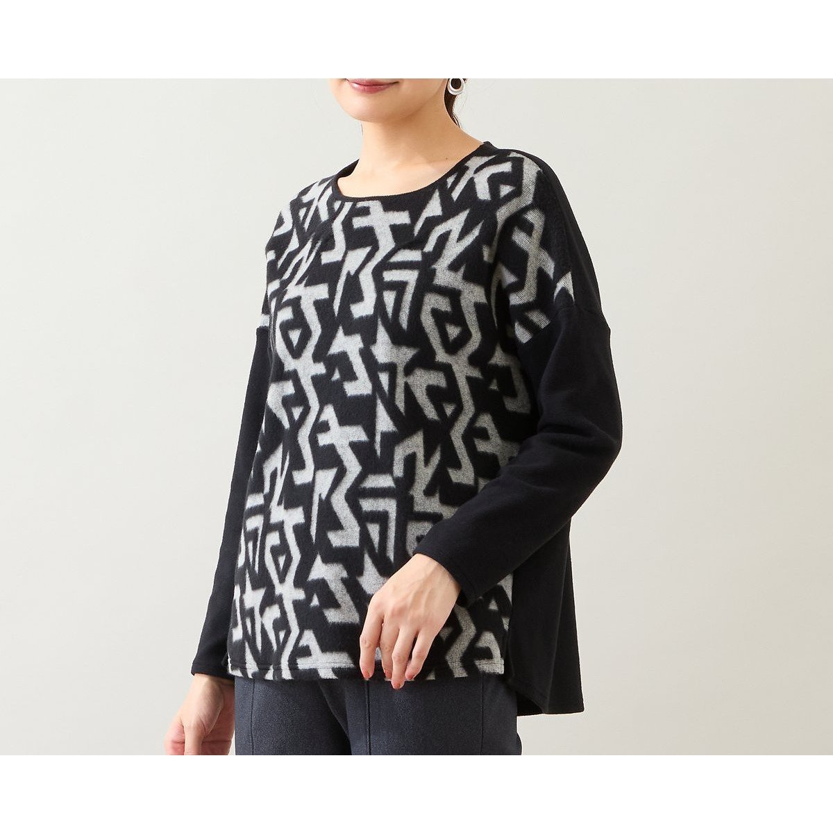 【ロブジェ/LOBJIE】の【洗える・日本製】パイルジャカードプルオーバー インテリア・キッズ・メンズ・レディースファッション・服の通販 founy(ファニー) 　ファッション　Fashion　レディースファッション　Fashion for Women　トップス・カットソー　Cut & Sew Tops　カジュアルプルオーバー・ニットトップス　Pullovers & Knit Tops / Casual Pullovers　洗える　Machine Washable　ショルダー　Shoulder, Shoulder Strap　ジャカード／ジャガード　Jacquard, Woven Pattern　ジャケット　Jacket, Outerwear　トレンド　Trend, Trending Now　ドロップ　Drop Shoulder, Dropped Style　長袖　Long Sleeve, Full Sleeve　フロント　Front, Front Design　無地　Plain, Solid Color　リラックス　Relax, Relaxed Fit　おすすめ　Recommended / Our Picks　日本製　Made In Japan　ブラック|ID: prp329100004768495 ipo3291000000034537371