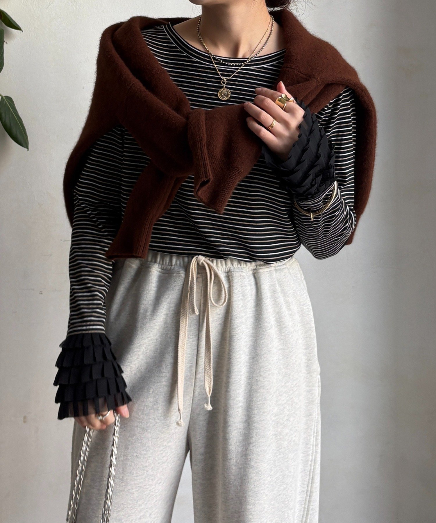 【ドゥドゥ/DouDou】の袖フリルトップス インテリア・キッズ・メンズ・レディースファッション・服の通販 founy(ファニー) 　ファッション　Fashion　レディースファッション　Fashion for Women　トップス・カットソー　Cut & Sew Tops　シンプル　Simple, Minimal　スマート　Smart, Elegant　雑誌　Magazine, Fashion Magazine　フィット　Fit, Slim Fit　フリル　Frill, Ruffle　A/W・秋冬　Autumn/Winter　冬　Winter / This Winter　再入荷　Restock / Back in Stock　エレガント 上品　Elegant　2025年　2025　2025-2026秋冬・A/W　Autumn/Winter 2025–26 AW25–26　ブラックその他1|ID: prp329100004768557 ipo3291000000035124719