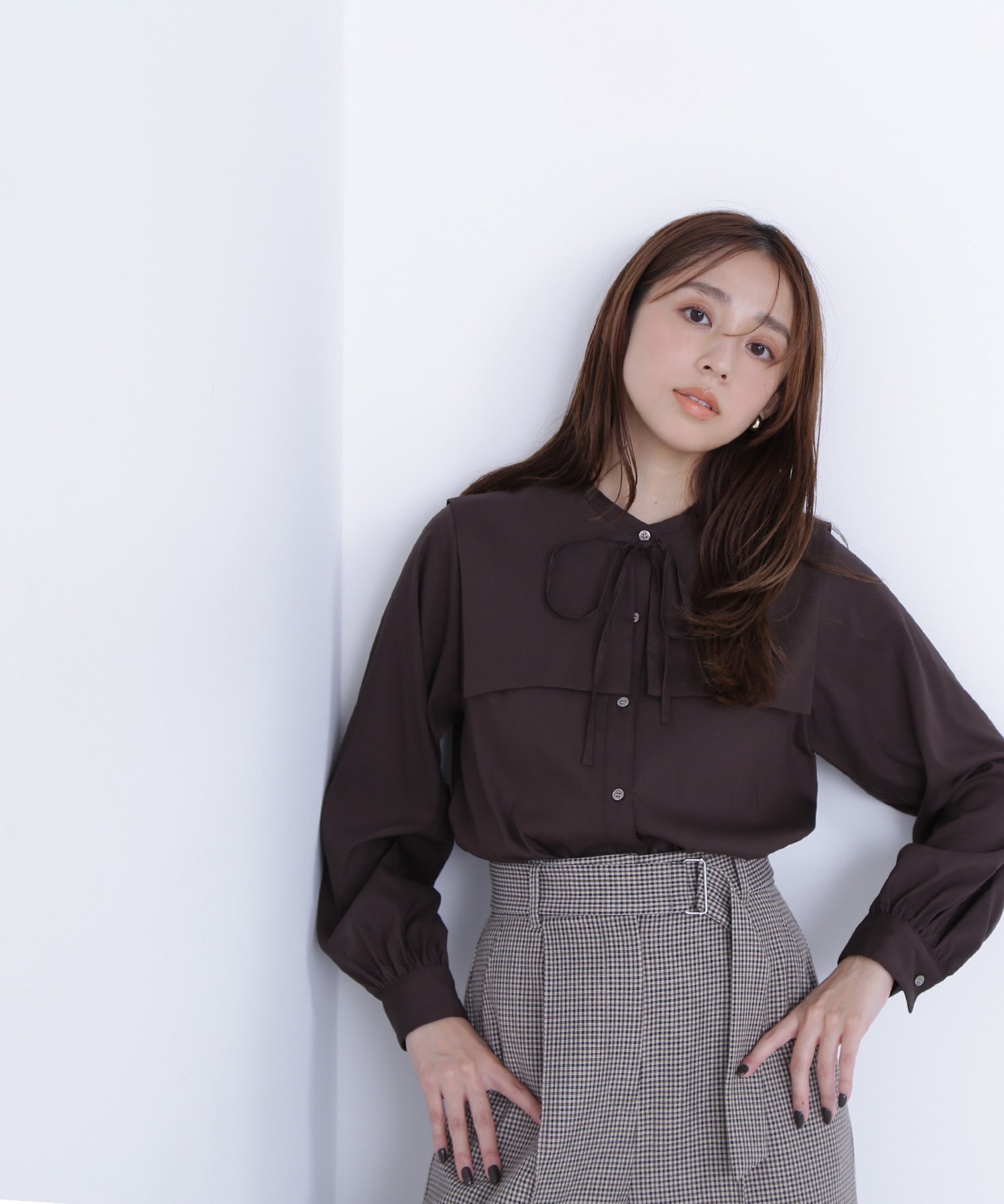 【ナチュラル ビューティー ベーシック/NATURAL BEAUTY BASIC】のスクエアカラーブラウス インテリア・キッズ・メンズ・レディースファッション・服の通販 founy(ファニー) 雑誌掲載アイテム Magazine Picks & Fashion Features ファッション雑誌 Fashion Magazines オッジ Oggi ファッション Fashion レディースファッション Fashion for Women トップス・カットソー Cut & Sew Tops シャツ・ブラウス・オフィスカジュアル Elegant Blouses & Button-Ups おすすめ Recommended / Our Picks カーディガン Cardigan, Knitwear スクエア Square, Square Shape ストレッチ Stretch, Stretchy Fabric プレーン Plain, Simple リボン Ribbon, Bow 雑誌 Magazine, Fashion Magazine ダークブラウン1|ID: prp329100004769120 ipo3291000000034542797