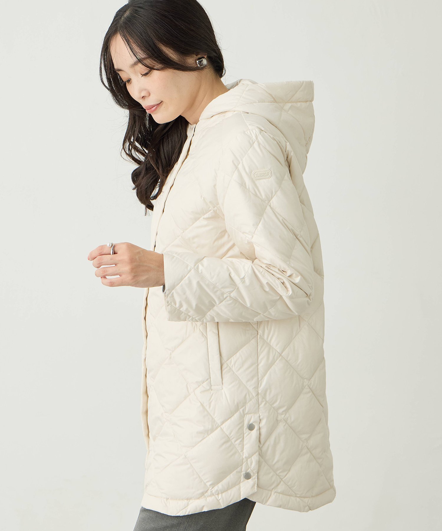 【エーシーデザインバイアルファキュービック/A/C DESIGN BY ALPHACUBIC】のライトダウンキルトコート【軽量・はっ水・ハンドウォッシャブル】 インテリア・キッズ・メンズ・レディースファッション・服の通販 founy(ファニー) 　ファッション　Fashion　レディースファッション　Fashion for Women　アウター　Coat / Outerwear Collection　コート・ロングコート・ピーコート　Long Coats, Peacoats & More　キルト　Quilt, Quilted Fabric　ミドル　Middle Length, Mid Height　軽量　Lightweight, Ultra Light　オフホワイト|ID: prp329100004770632 ipo3291000000034596290