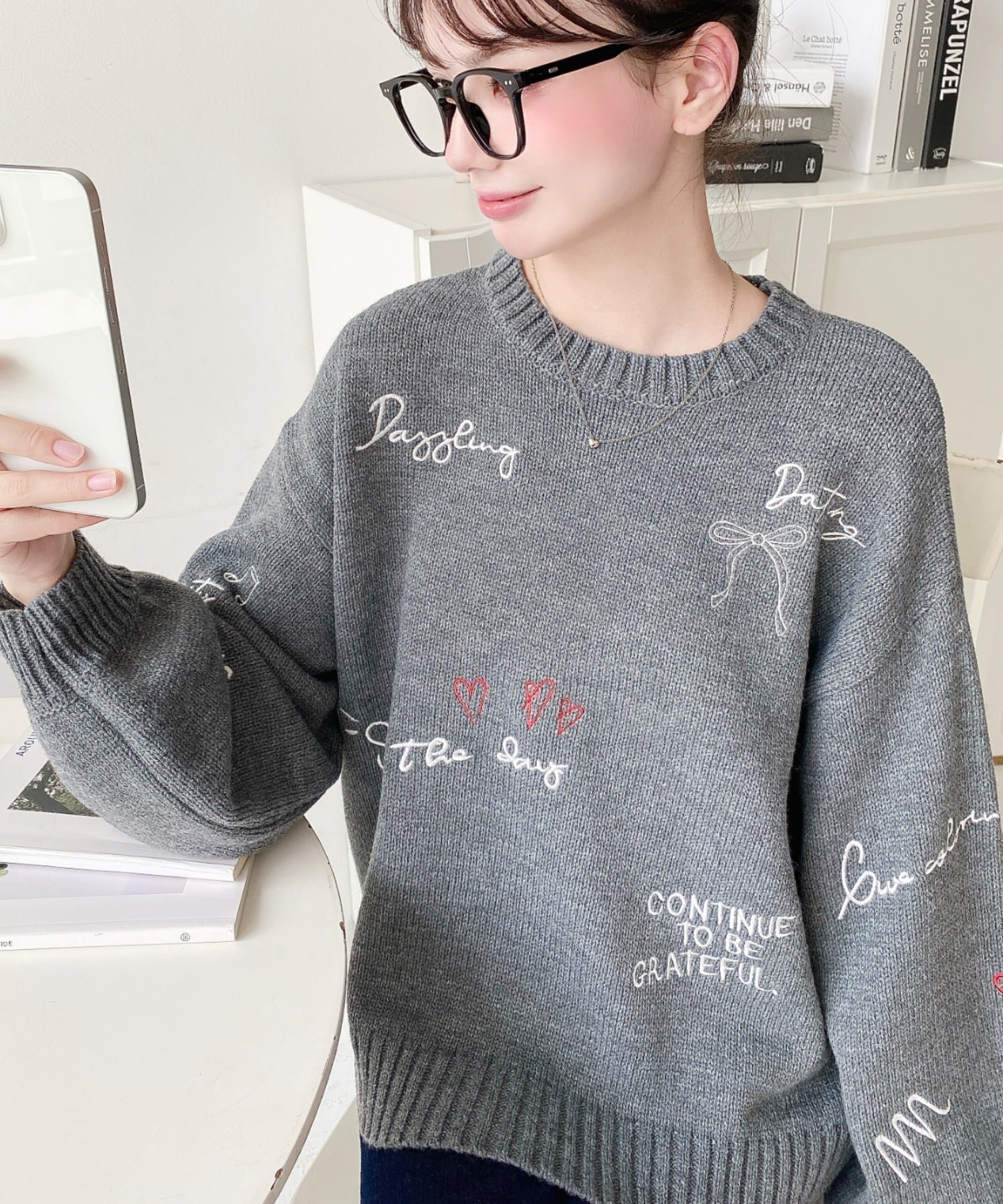 【モーメントプラス/moment+ / MEN】の落書き刺繍ニットプルオーバー インテリア・キッズ・メンズ・レディースファッション・服の通販 founy(ファニー) ファッション Fashion メンズファッション Fashion for Men トップス・カットソー Cut & Sew Tops ニット・セーター / 定番トップス Knit Tops & Sweaters アクリル Acrylic Material イラスト Illustration カットソー Cut and Sewn Top カラフル Colorful Design シルバー Silver, Metallic Silver シンプル Simple, Minimal デニム Denim, Jeans Material トレンド Trend, Trending Now 定番 Standard, Basic Item ベーシック Basic, Essential ボトム Bottoms, Lower Wear リラックス Relax, Relaxed Fit ロング Long, Long-Length ワイド Wide, Wide Fit 冬 Winter / This Winter 再入荷 Restock / Back in Stock プチプライス・低価格 Affordable / Budget Price おすすめ Recommended / Our Picks チャコールグレー|ID: prp329100004770670 ipo3291000000034559347