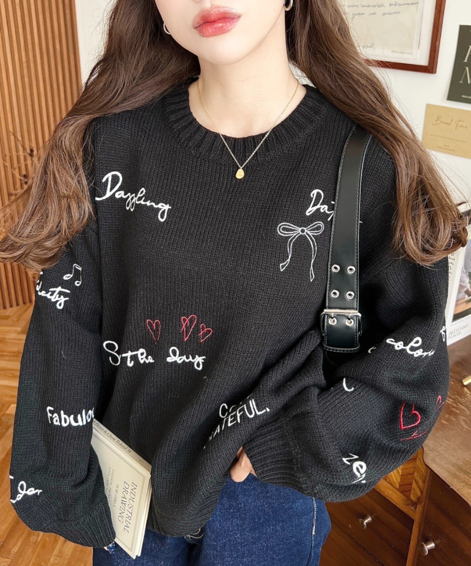 【モーメントプラス/moment+ / MEN】の落書き刺繍ニットプルオーバー インテリア・キッズ・メンズ・レディースファッション・服の通販 founy(ファニー) ファッション Fashion メンズファッション Fashion for Men トップス・カットソー Cut & Sew Tops ニット・セーター / 定番トップス Knit Tops & Sweaters アクリル Acrylic Material イラスト Illustration カットソー Cut and Sewn Top カラフル Colorful Design シルバー Silver, Metallic Silver シンプル Simple, Minimal デニム Denim, Jeans Material トレンド Trend, Trending Now 定番 Standard, Basic Item ベーシック Basic, Essential ボトム Bottoms, Lower Wear リラックス Relax, Relaxed Fit ロング Long, Long-Length ワイド Wide, Wide Fit 冬 Winter / This Winter 再入荷 Restock / Back in Stock プチプライス・低価格 Affordable / Budget Price おすすめ Recommended / Our Picks ブラック|ID: prp329100004770670 ipo3291000000034559349