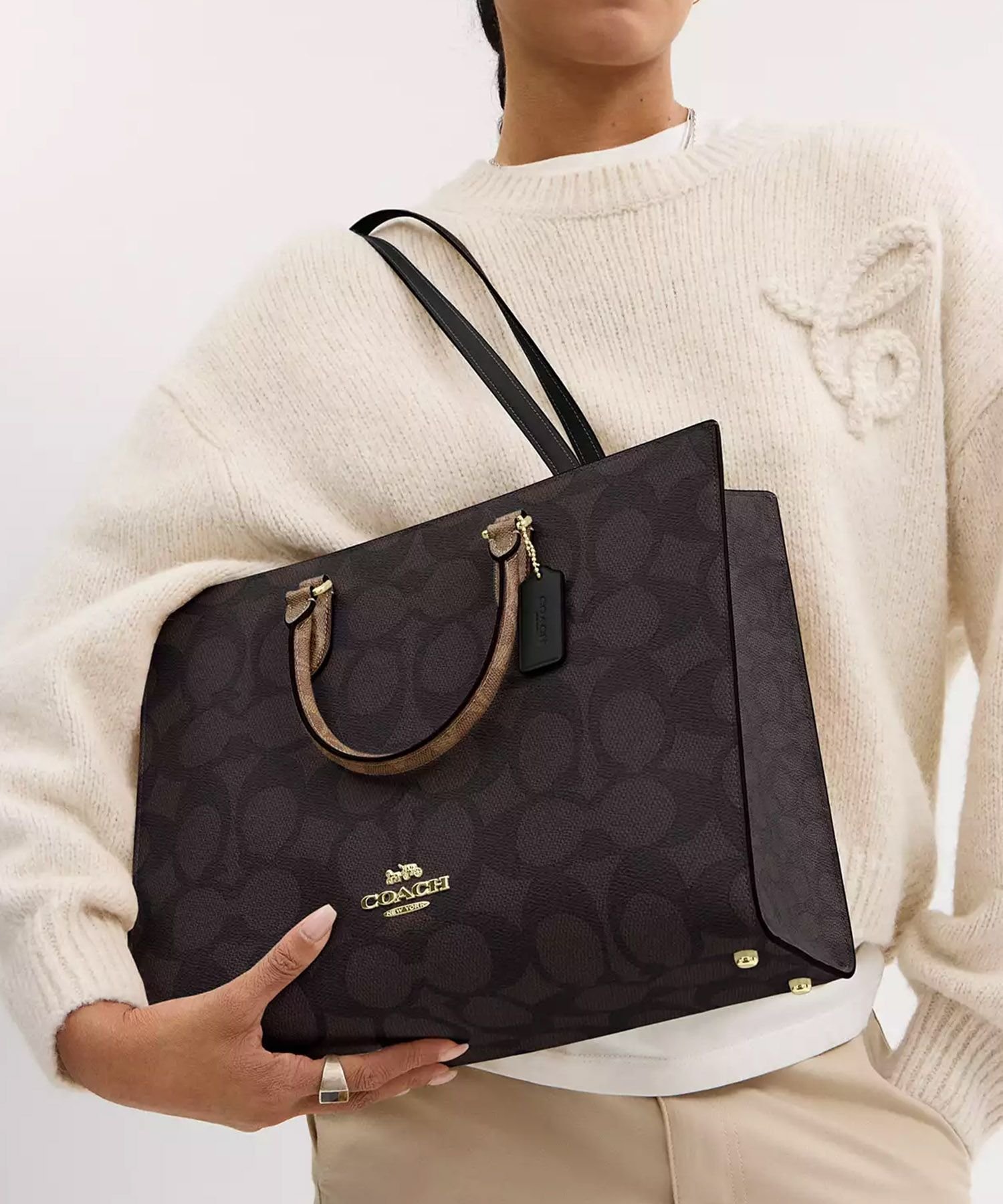 【コーチ/COACH】の【公式】マギー トート バッグ・ブロックド シグネチャー キャンバス インテリア・キッズ・メンズ・レディースファッション・服の通販 founy(ファニー) ファッション Fashion レディースファッション Fashion for Women バッグ Bags キャンバス Canvas, Canvas Fabric シューズ Shoes, Footwear ブロック Block, Solid Block Pattern マグネット Magnet, Magnetic Closure ラップ Wrap, Wrap Design 財布 Wallet, Purse BROWN|ID: prp329100004771768 ipo3291000000034570390