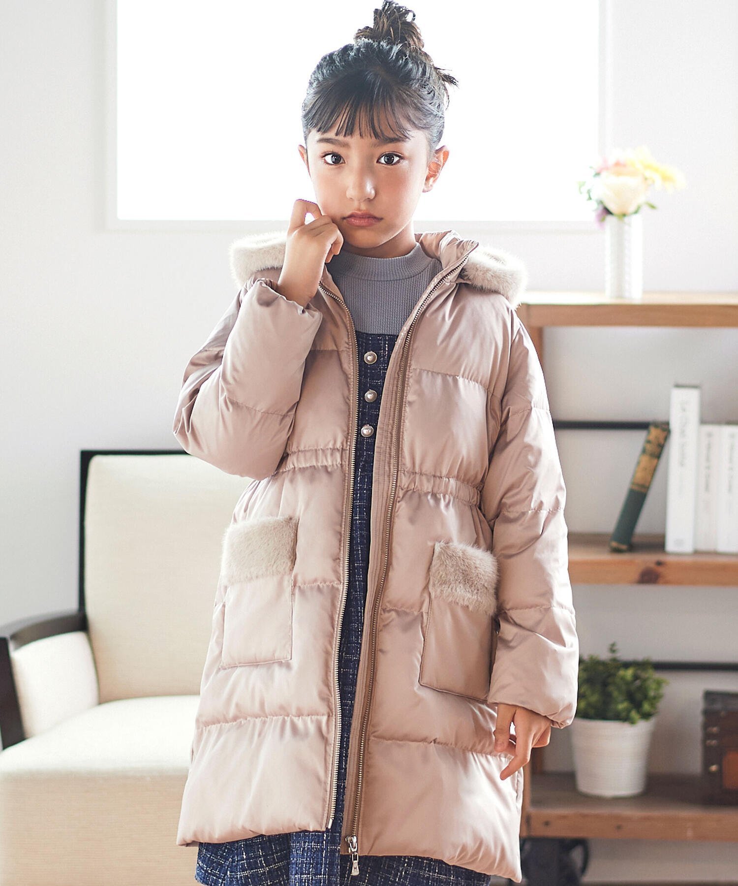 【ベベ オンライン ストア/BEBE ONLINE STORE / KIDS】の【撥水加工】タフタウエストギャザーファーフード中綿コート(100~160cm) 人気、トレンドファッション・服の通販 founy(ファニー) 　ファッション　Fashion　キッズファッション　Fashion for Kids　ギャザー　Gathered, Ruffled　クラシカル　Classical, Vintage-Inspired　コレクション　Collection, Seasonal Line　シンプル　Simple, Minimal　タフタ　Taffeta, Structured Fabric　チャーム　Charm, Pendant　ツイード　Twill, Twill Weave　ハイネック　High Neck, Mock Neck　パーティ　Party, Party Style　フェイクファー　Faux Fur, Imitation Fur　ベーシック　Basic, Essential　リボン　Ribbon, Bow　ロマンティック　Romantic, Feminine Style　ワンポイント　One Point, Statement Accent　A/W・秋冬　Autumn/Winter　クリスマス X'mas　Christmas / X'mas　2025年　2025　2025-2026秋冬・A/W　Autumn/Winter 2025–26 AW25–26　 other-1|ID: prp329100004771900 ipo3291000000034624267