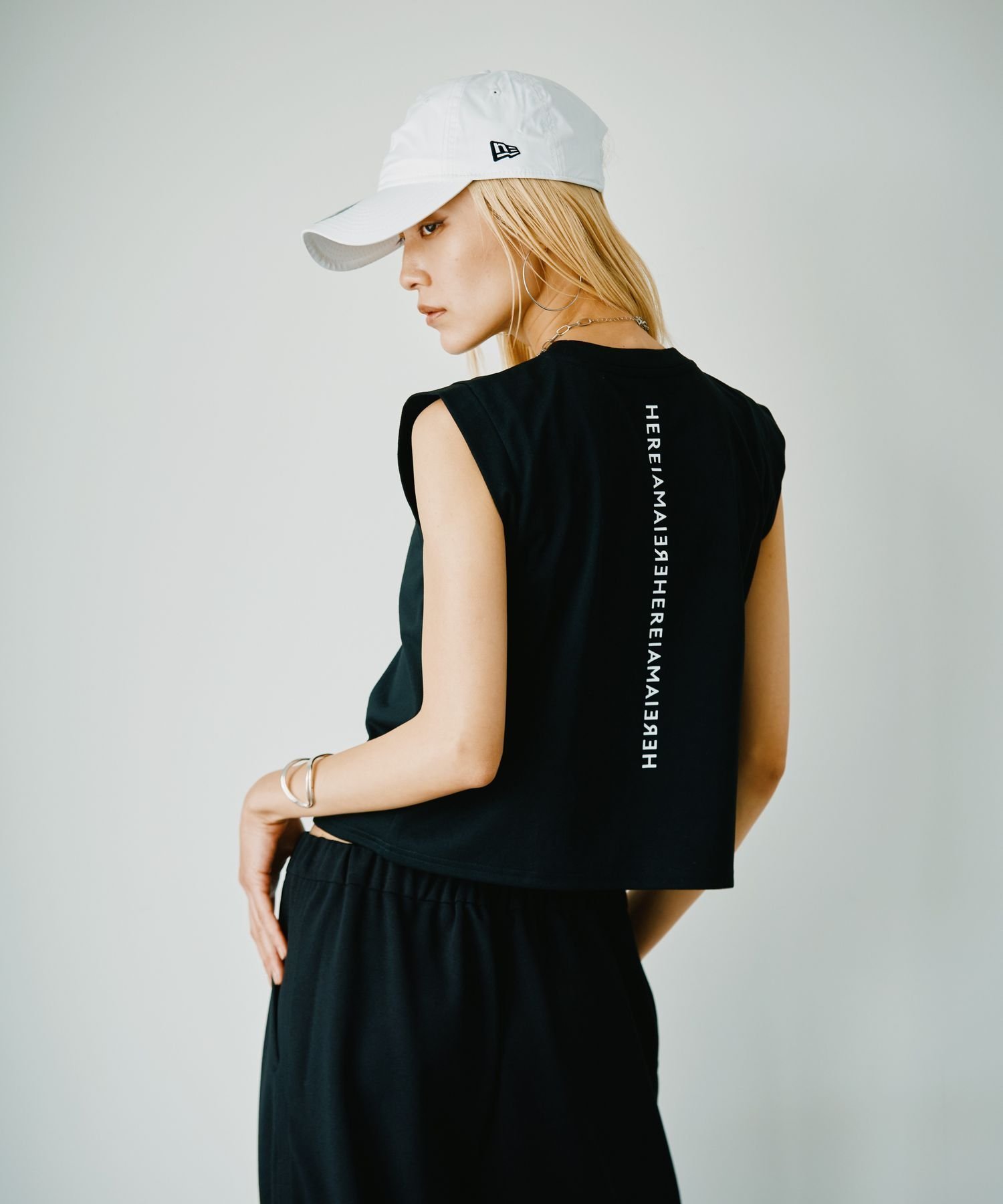 【ベイフロー/BAYFLOW】の【HEREIAM】吸水速乾/ミラーロゴショートプルオーバー インテリア・キッズ・メンズ・レディースファッション・服の通販 founy(ファニー) 　ファッション　Fashion　レディースファッション　Fashion for Women　トップス・カットソー　Cut & Sew Tops　カジュアルプルオーバー・ニットトップス　Pullovers & Knit Tops / Casual Pullovers　おすすめ　Recommended / Our Picks　ショート　Short, Short Length　シンプル　Simple, Minimal　スポーツ　Sports, Activewear　吸水　Absorbent, Quick-Dry　ブラック19|ID: prp329100004772809 ipo3291000000034582831