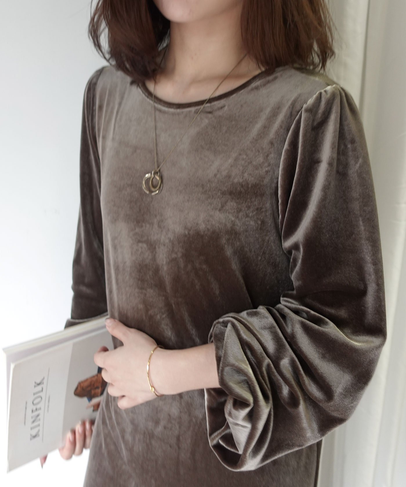 【コーナーズ/CORNERS】のベロアバックオープンワンピース インテリア・キッズ・メンズ・レディースファッション・服の通販 founy(ファニー) ファッション Fashion レディースファッション Fashion for Women ワンピース Dresses アクセサリー Fashion Accessories シンプル Simple, Minimal ベロア Velour, Soft Velvet ホリデーシーズン Holiday Season グレージュ|ID: prp329100004773258 ipo3291000000034587954