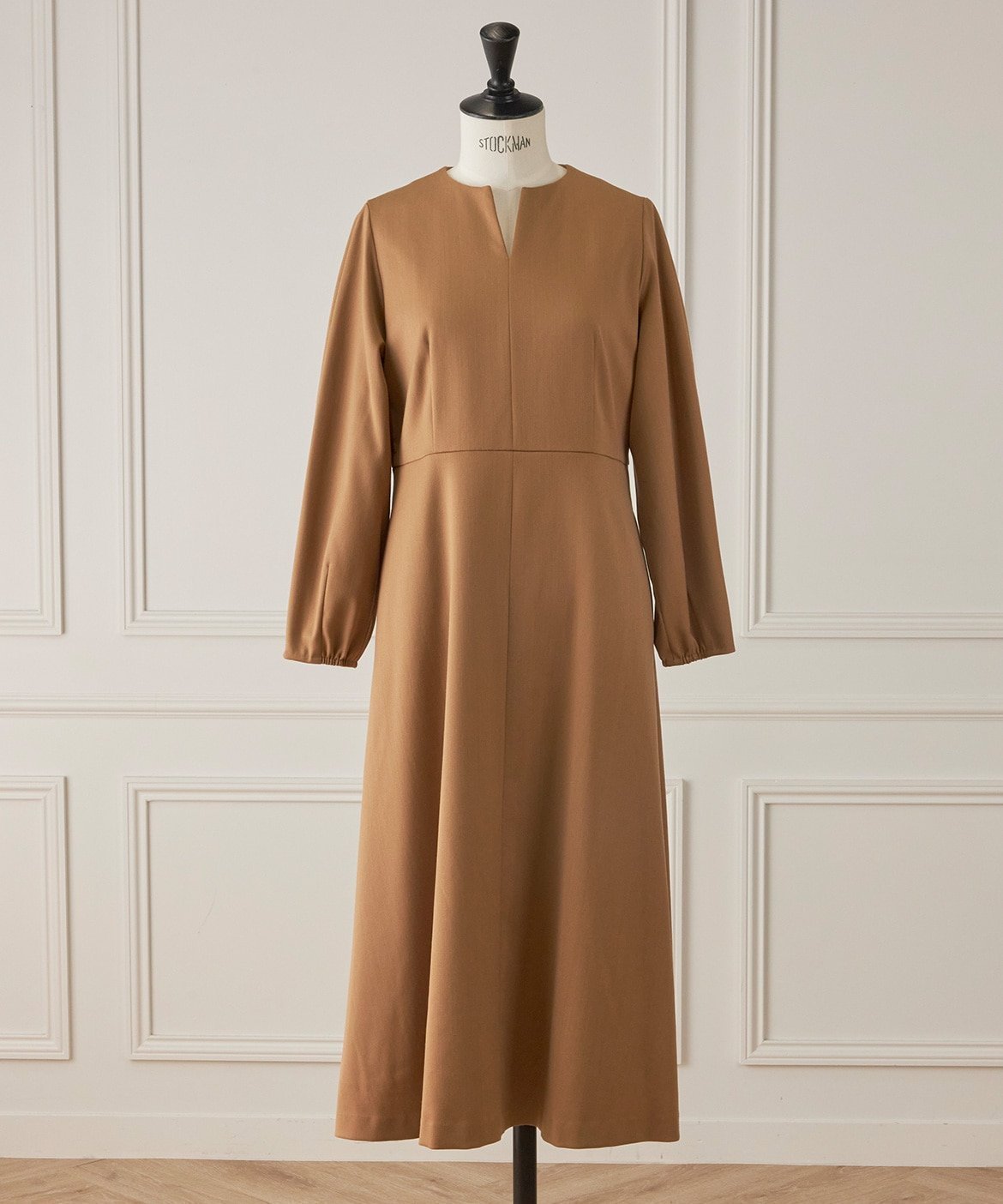 【イネド/INED】のキーネックワンピース インテリア・キッズ・メンズ・レディースファッション・服の通販 founy(ファニー) 　ファッション　Fashion　レディースファッション　Fashion for Women　ワンピース　Dresses　サテン　Satin, Glossy Fabric　シューズ　Shoes, Footwear　スマート　Smart, Elegant　なめらか　Smooth, Silky Texture　バランス　Balance, Style Balance　フィット　Fit, Slim Fit　フェミニン　Feminine, Girly　フレア　Flare, Flared　キャメル|ID: prp329100004773283 ipo3291000000034588253