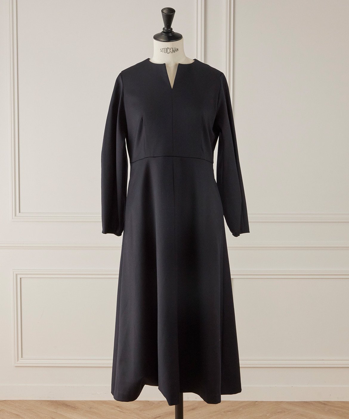 【イネド/INED】のキーネックワンピース インテリア・キッズ・メンズ・レディースファッション・服の通販 founy(ファニー) 　ファッション　Fashion　レディースファッション　Fashion for Women　ワンピース　Dresses　サテン　Satin, Glossy Fabric　シューズ　Shoes, Footwear　スマート　Smart, Elegant　なめらか　Smooth, Silky Texture　バランス　Balance, Style Balance　フィット　Fit, Slim Fit　フェミニン　Feminine, Girly　フレア　Flare, Flared　ネイビー|ID: prp329100004773283 ipo3291000000034588255