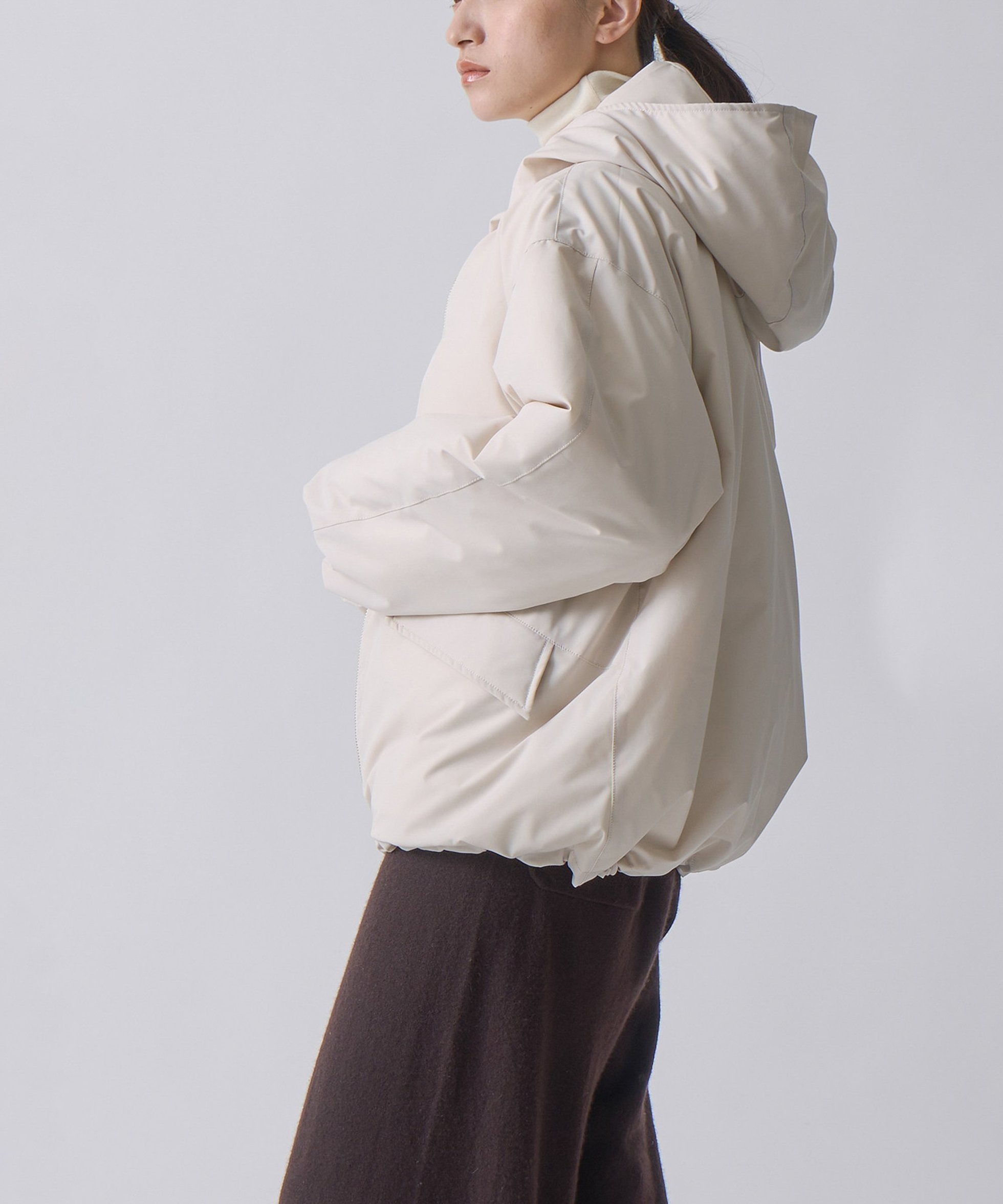 【ビーアパートメント/b apartment / MEN】の「miffew/ ミフュー」HOODED DOWN JACKET インテリア・キッズ・メンズ・レディースファッション・服の通販 founy(ファニー) 　ファッション　Fashion　メンズファッション　Fashion for Men　コレクション　Collection, Seasonal Line　シャーリング　Shirring, Ruched　シンプル　Simple, Minimal　ストレッチ　Stretch, Stretchy Fabric　タフタ　Taffeta, Structured Fabric　ダウン　Down, Puffer　ダブル　Double, Double-Breasted　トレンド　Trend, Trending Now　フェザー　Feather, Feather Detail　フォルム　Silhouette, Form　フロント　Front, Front Design　ポケット　Pocket, Pocket Detail　防寒　Cold Protection, Winter-Ready　メタル　Metal, Metal Parts　冬　Winter / This Winter　再入荷　Restock / Back in Stock　エレガント 上品　Elegant　2025年　2025　2025-2026秋冬・A/W　Autumn/Winter 2025–26 AW25–26　ECRU|ID: prp329100004773316 ipo3291000000034589180