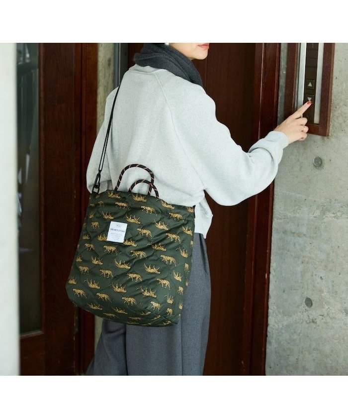 【フリークスストア/FREAK'S STORE】の別注 PADDED DAY TOTE BAG パデット デイトート バッグ 撥水 25AW インテリア・キッズ・メンズ・レディースファッション・服の通販 founy(ファニー) 　ファッション　Fashion　レディースファッション　Fashion for Women　バッグ　Bags　オレンジ　Orange　キルティング　Quilted, Quilting　クッション　Cushion, Throw Pillow　ショルダー　Shoulder, Shoulder Strap　スペシャル　Special, Limited Edition　ダブル　Double, Double-Breasted　ポケット　Pocket, Pocket Detail　別注　Limited Edition, Custom Order　レオパード　Leopard, Animal Print　2025年　2025　2025-2026秋冬・A/W　Autumn/Winter 2025–26 AW25–26　レオパード|ID: prp329100004773369 ipo3291000000034590642