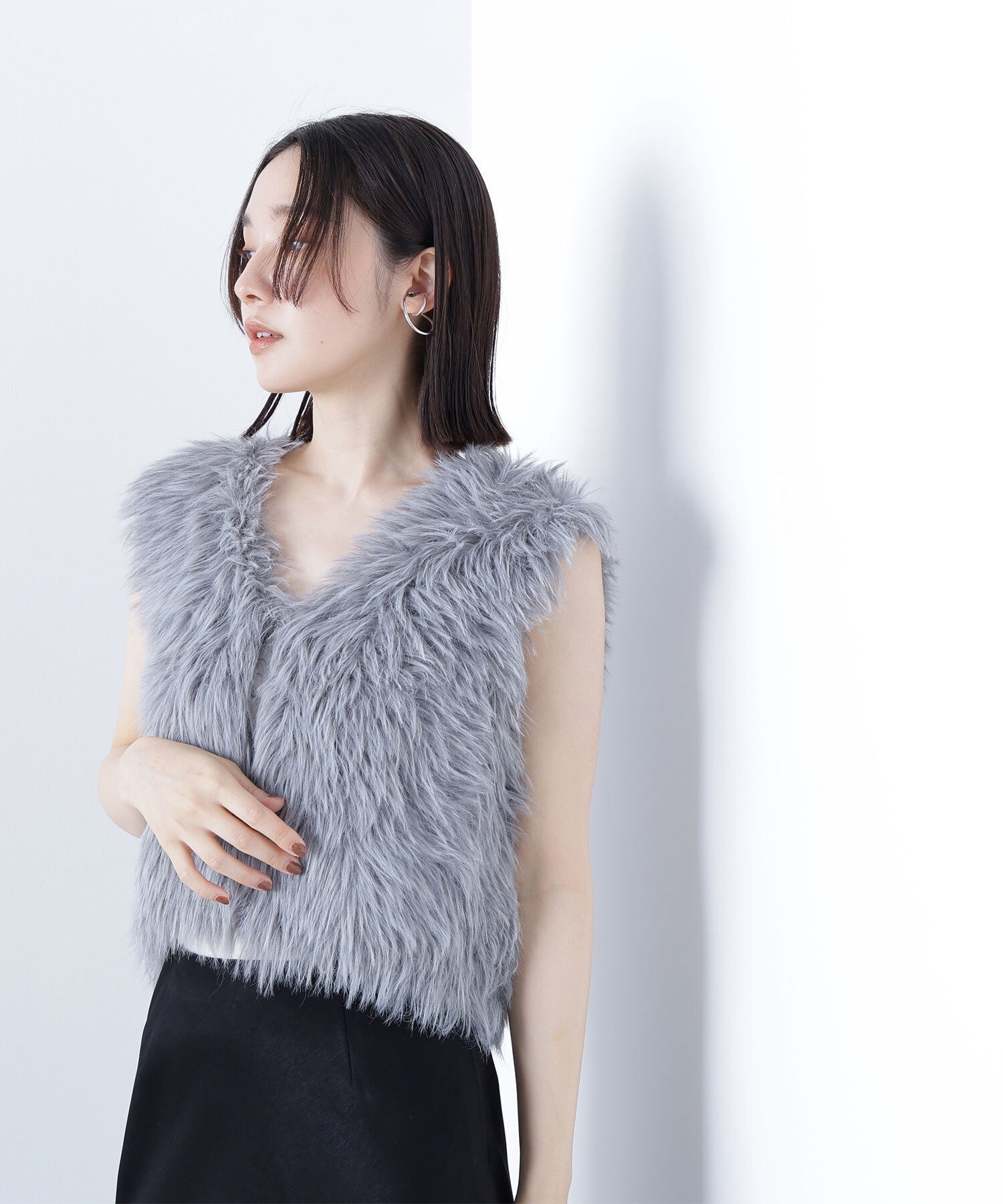 【ナチュラル ビューティー ベーシック/NATURAL BEAUTY BASIC】のシャギーニットベスト インテリア・キッズ・メンズ・レディースファッション・服の通販 founy(ファニー) 　ファッション　Fashion　レディースファッション　Fashion for Women　アウター　Coat / Outerwear Collection　トップス・カットソー　Cut & Sew Tops　ニット　Knit Tops & Sweaters　ベスト&ジレ / 重ね着スタイル　Vests & Gilets　コンパクト　Compact, Small Size　フェザー　Feather, Feather Detail　チャコール1|ID: prp329100004774037 ipo3291000000034601036