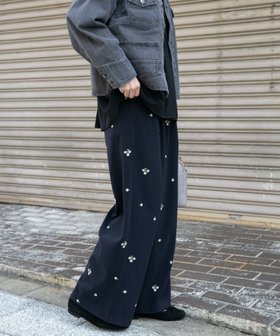 【アイテムズアーバンリサーチ/ITEMS URBAN RESEARCH】の刺繍ベロアパンツ 人気、トレンドファッション・服の通販 founy(ファニー) ファッション Fashion レディースファッション Fashion for Women パンツ Pants & Trousers 2025年 2025 2025-2026秋冬・A/W Autumn/Winter 2025–26 AW25–26 冬 Winter / This Winter シンプル Simple, Minimal トレンド Trend, Trending Now ベロア Velour, Soft Velvet 秋 Autumn A/W・秋冬 Autumn/Winter |ID:prp329100004774761