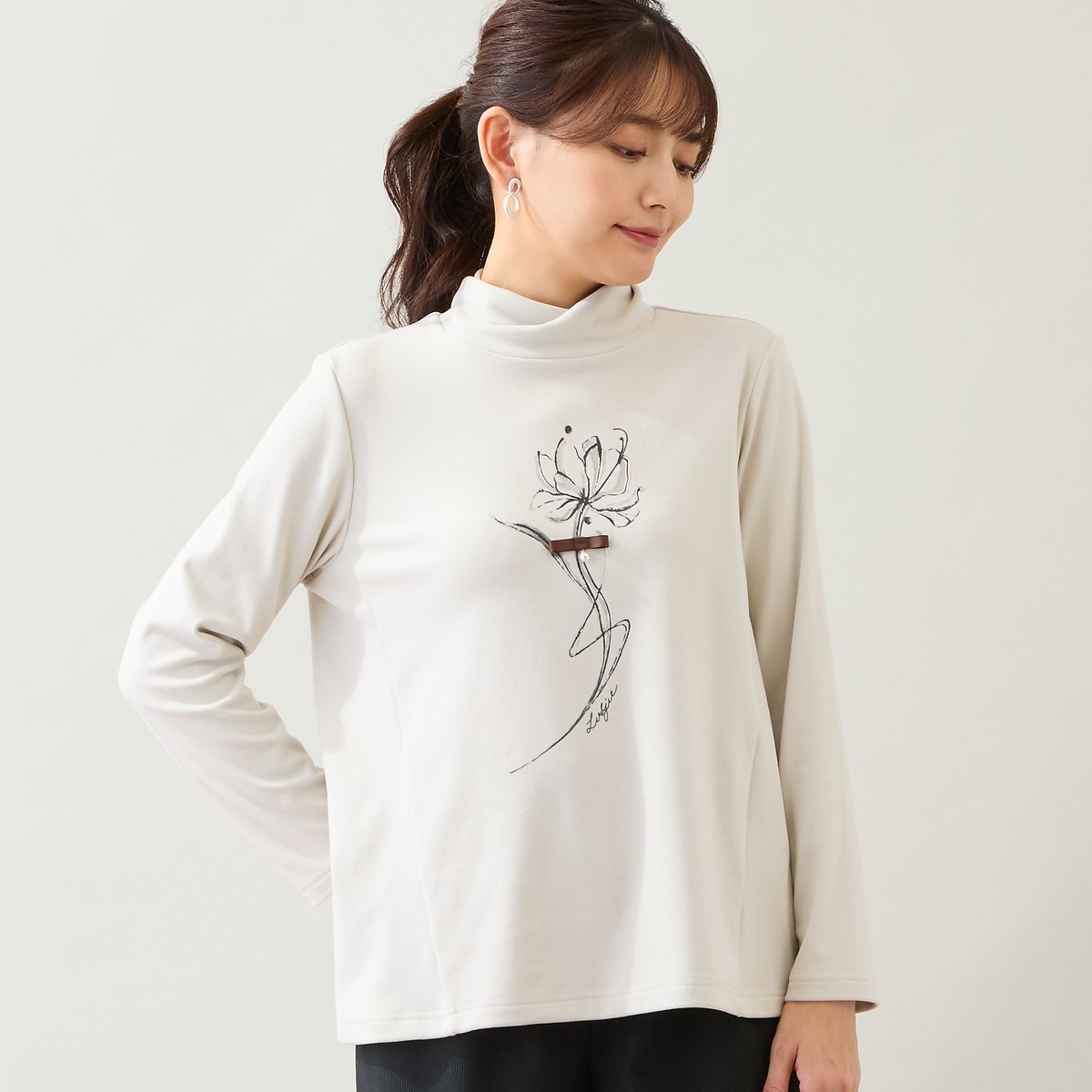 【ロブジェ/LOBJIE】の【洗える】花プリント起毛カットソー インテリア・キッズ・メンズ・レディースファッション・服の通販 founy(ファニー) 　ファッション　Fashion　レディースファッション　Fashion for Women　トップス・カットソー　Cut & Sew Tops　カットソー・ベーシックTシャツ　Cut-and-Sewn Tops / Stretch Tees & Basics　エレガント 上品　Elegant　カットソー　Cut and Sewn Top　スタンド　Stand Collar, Upright Stand　トレンド　Trend, Trending Now　パール　Pearl, Pearl Accent　フェミニン　Feminine, Girly　フロント　Front, Front Design　プリント　Print, Printed Pattern　ボトム　Bottoms, Lower Wear　モチーフ　Motif, Design Theme　リボン　Ribbon, Bow　洗える　Machine Washable　長袖　Long Sleeve, Full Sleeve　ベージュ|ID: prp329100004775649 ipo3291000000034618506