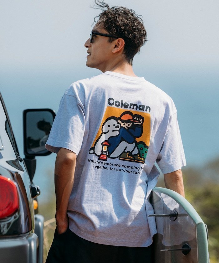 【フリークスストア/FREAK'S STORE】の別注 コールマン matsui hug II SS TEE バックプリント クルーネック 半袖T 25SS インテリア・キッズ・メンズ・レディースファッション・服の通販 founy(ファニー) 　ファッション　Fashion　レディースファッション　Fashion for Women　トップス・カットソー　Cut & Sew Tops　バッグ　Bags　アウトドア　Outdoor Clothing　イラスト　Illustration　カーゴパンツ　Cargo Pants, Utility Pants　グラフィック　Graphic, Graphic Design　サンダル　Sandals, Summer Shoes　ショーツ　Shorts, Short Pants　シンプル　Simple, Minimal　スタンダード　Standard, Basic　デニム　Denim, Jeans Material　定番　Standard, Basic Item　人気　Popular, Best Seller　バランス　Balance, Style Balance　フィット　Fit, Slim Fit　フロント　Front, Front Design　プリント　Print, Printed Pattern　ボトム　Bottoms, Lower Wear　別注　Limited Edition, Custom Order　半袖　Short Sleeve, Half Sleeve　モチーフ　Motif, Design Theme　レギュラー　Regular, Standard Fit　S/S・春夏　SS, Spring/Summer, Warm Season　おすすめ　Recommended / Our Picks　犬　Dog　夏　Summer　2025年　2025　2025春夏・S/S　Spring/Summer 2025 SS25　ライトグレー|ID: prp329100004775713 ipo3291000000034619829