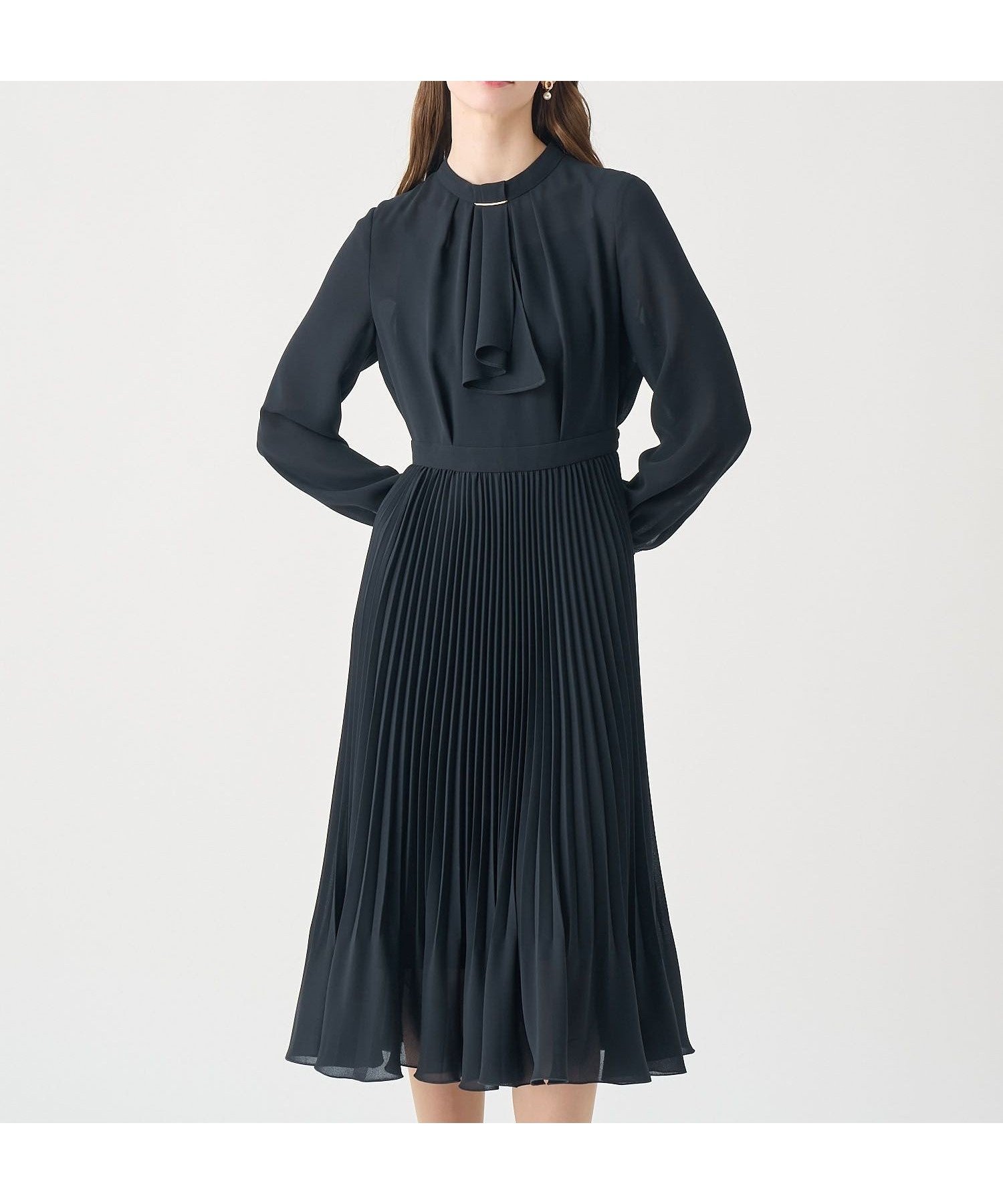 【アナイ/ANAYI】の【Eternal Line 2026】シアードビープリーツボウ ワンピース インテリア・キッズ・メンズ・レディースファッション・服の通販 founy(ファニー) ファッション Fashion レディースファッション Fashion for Women ワンピース Dresses オケージョン Occasion Wear キャミソール Camisole, Spaghetti Strap Top シアー Sheer, See-Through スカーフ Scarf, Neckwear スマート Smart, Elegant 長袖 Long Sleeve, Full Sleeve プリーツ Pleats, Pleated ペチコート Petticoat, Underskirt メタル Metal, Metal Parts 再入荷 Restock / Back in Stock エレガント 上品 Elegant navy|ID: prp329100004775906 ipo3291000000034802011