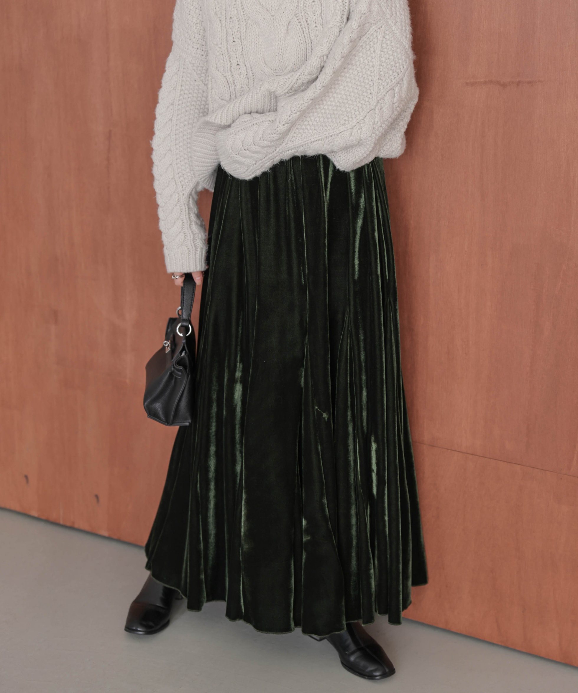 【ラジュール/Lajour】のタックプリーツベロアスカート インテリア・キッズ・メンズ・レディースファッション・服の通販 founy(ファニー) 　ファッション　Fashion　レディースファッション　Fashion for Women　スカート　Skirts　なめらか　Smooth, Silky Texture　シンプル　Simple, Minimal　ストレッチ　Stretch, Stretchy Fabric　トレンド　Trend, Trending Now　フレア　Flare, Flared　プリーツ　Pleats, Pleated　ベロア　Velour, Soft Velvet　ラグジュアリー　Luxury, Elegant　ロング　Long, Long-Length　エレガント 上品　Elegant　今季　This Season, Current Season　A/W・秋冬　Autumn/Winter　グリーン|ID: prp329100004775927 ipo3291000000034622016