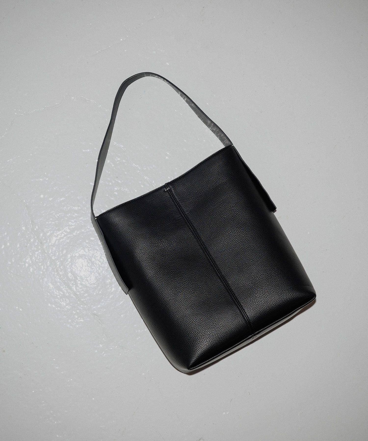 【アダム エ ロペ/ADAM ET ROPE'】の【再入荷】軽量シュリンクワンハンドルバッグ インテリア・キッズ・メンズ・レディースファッション・服の通販 founy(ファニー) ファッション Fashion レディースファッション Fashion for Women バッグ Bags 2025年 2025 2025春夏・S/S Spring/Summer 2025 SS25 おすすめ Recommended / Our Picks ショルダー Shoulder, Shoulder Strap シンプル Simple, Minimal ハンド Hand, Handmade ポケット Pocket, Pocket Detail ワーク Workwear, Utility Style ビジネス 仕事 通勤 Business / Work / Commuting 再入荷 Restock / Back in Stock 夏 Summer 春 Spring S/S・春夏 SS, Spring/Summer, Warm Season 財布 Wallet, Purse 軽量 Lightweight, Ultra Light ブラック(01)|ID: prp329100004776029 ipo3291000000034622947