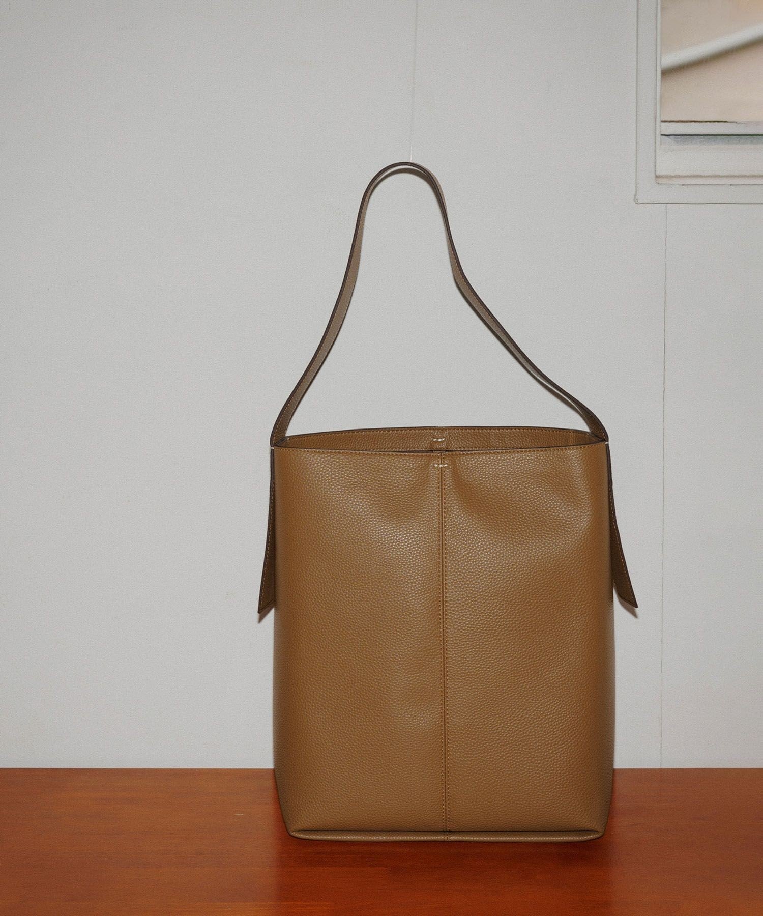 【アダム エ ロペ/ADAM ET ROPE'】の【再入荷】軽量シュリンクワンハンドルバッグ インテリア・キッズ・メンズ・レディースファッション・服の通販 founy(ファニー) ファッション Fashion レディースファッション Fashion for Women バッグ Bags 2025年 2025 2025春夏・S/S Spring/Summer 2025 SS25 おすすめ Recommended / Our Picks ショルダー Shoulder, Shoulder Strap シンプル Simple, Minimal ハンド Hand, Handmade ポケット Pocket, Pocket Detail ワーク Workwear, Utility Style ビジネス 仕事 通勤 Business / Work / Commuting 再入荷 Restock / Back in Stock 夏 Summer 春 Spring S/S・春夏 SS, Spring/Summer, Warm Season 財布 Wallet, Purse 軽量 Lightweight, Ultra Light ブラウン(22)|ID: prp329100004776029 ipo3291000000034622948