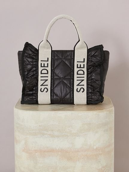 【スナイデル/SNIDEL】のフリルキルティングロゴバッグ インテリア・キッズ・メンズ・レディースファッション・服の通販 founy(ファニー) 　ファッション　Fashion　レディースファッション　Fashion for Women　バッグ　Bags　キルティング　Quilted, Quilting　軽量　Lightweight, Ultra Light　シンプル　Simple, Minimal　スポーティ　Sporty, Casual Athletic　スマート　Smart, Elegant　ツイード　Twill, Twill Weave　定番　Standard, Basic Item　手帳　Planner, Notebook　人気　Popular, Best Seller　ポケット　Pocket, Pocket Detail　ポーチ　Pouch, Small Case　ラップ　Wrap, Wrap Design　おすすめ　Recommended / Our Picks　BLK[009]|ID: prp329100004776032 ipo3291000000034623000