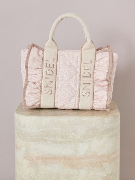 【スナイデル/SNIDEL】のフリルキルティングロゴバッグ インテリア・キッズ・メンズ・レディースファッション・服の通販 founy(ファニー) 　ファッション　Fashion　レディースファッション　Fashion for Women　バッグ　Bags　キルティング　Quilted, Quilting　軽量　Lightweight, Ultra Light　シンプル　Simple, Minimal　スポーティ　Sporty, Casual Athletic　スマート　Smart, Elegant　ツイード　Twill, Twill Weave　定番　Standard, Basic Item　手帳　Planner, Notebook　人気　Popular, Best Seller　ポケット　Pocket, Pocket Detail　ポーチ　Pouch, Small Case　ラップ　Wrap, Wrap Design　おすすめ　Recommended / Our Picks　LPNK[061]|ID: prp329100004776032 ipo3291000000034623002