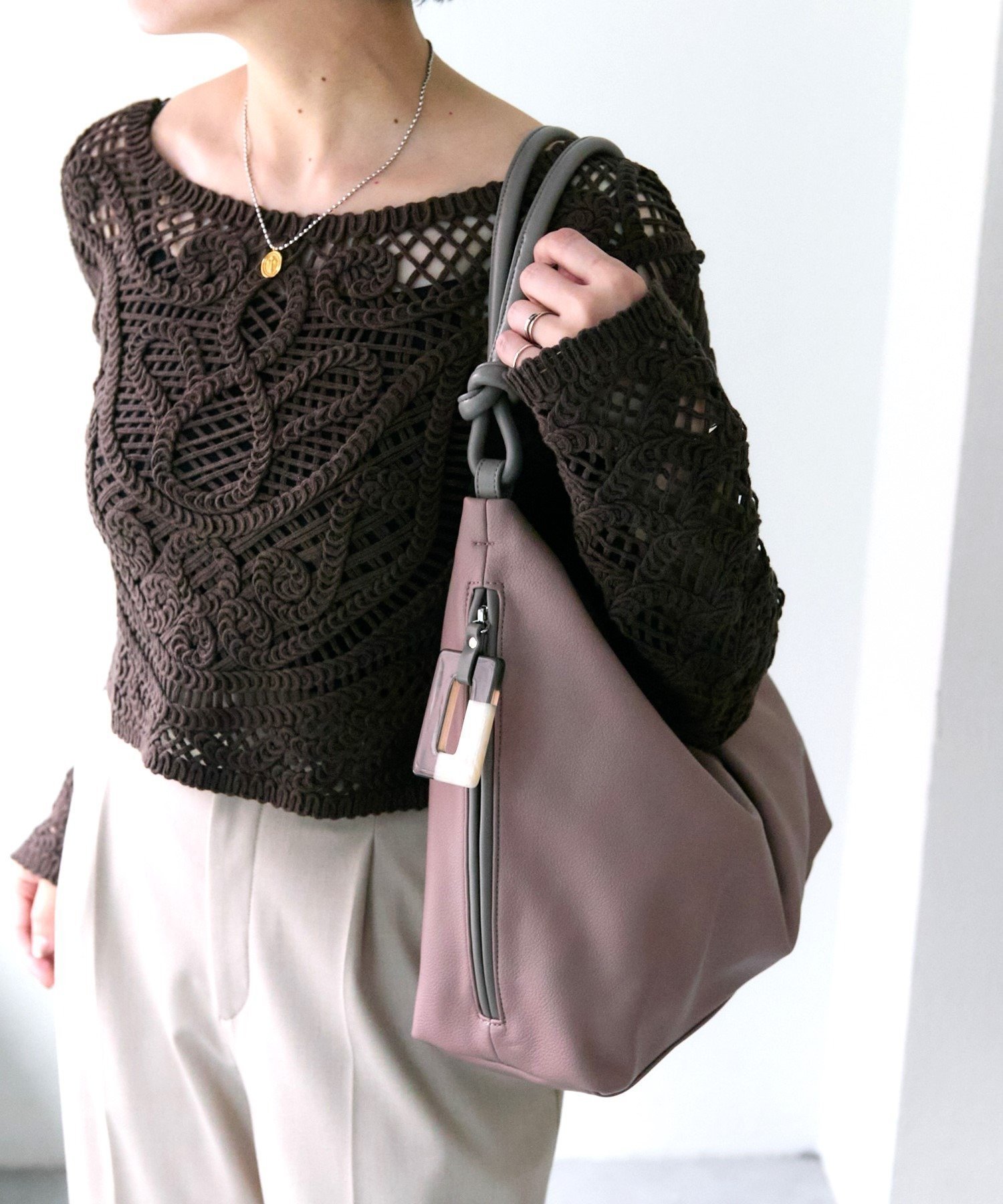 【イア パピヨネ/ear PAPILLONNER】の《A4対応》樹脂パーツワンハンドルバッグ インテリア・キッズ・メンズ・レディースファッション・服の通販 founy(ファニー) ファッション Fashion レディースファッション Fashion for Women バッグ Bags アクセサリー Fashion Accessories シンプル Simple, Minimal フェイクレザー Faux Leather, PU Leather ポケット Pocket, Pocket Detail エレガント 上品 Elegant ビジネス 仕事 通勤 Business / Work / Commuting 軽量 Lightweight, Ultra Light ピンクその他1|ID: prp329100004776034 ipo3291000000034623018