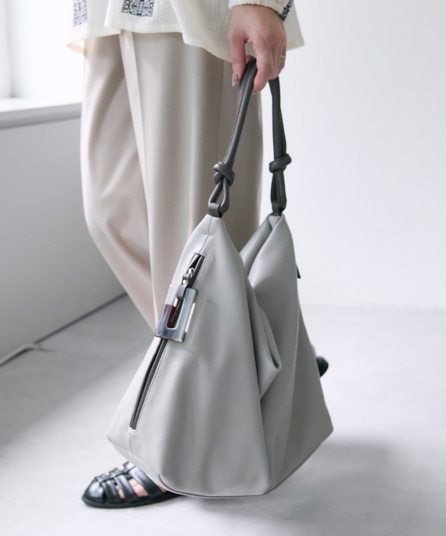 【イア パピヨネ/ear PAPILLONNER】の《A4対応》樹脂パーツワンハンドルバッグ インテリア・キッズ・メンズ・レディースファッション・服の通販 founy(ファニー) ファッション Fashion レディースファッション Fashion for Women バッグ Bags アクセサリー Fashion Accessories シンプル Simple, Minimal フェイクレザー Faux Leather, PU Leather ポケット Pocket, Pocket Detail エレガント 上品 Elegant ビジネス 仕事 通勤 Business / Work / Commuting 軽量 Lightweight, Ultra Light グレーその他2|ID: prp329100004776034 ipo3291000000034623019