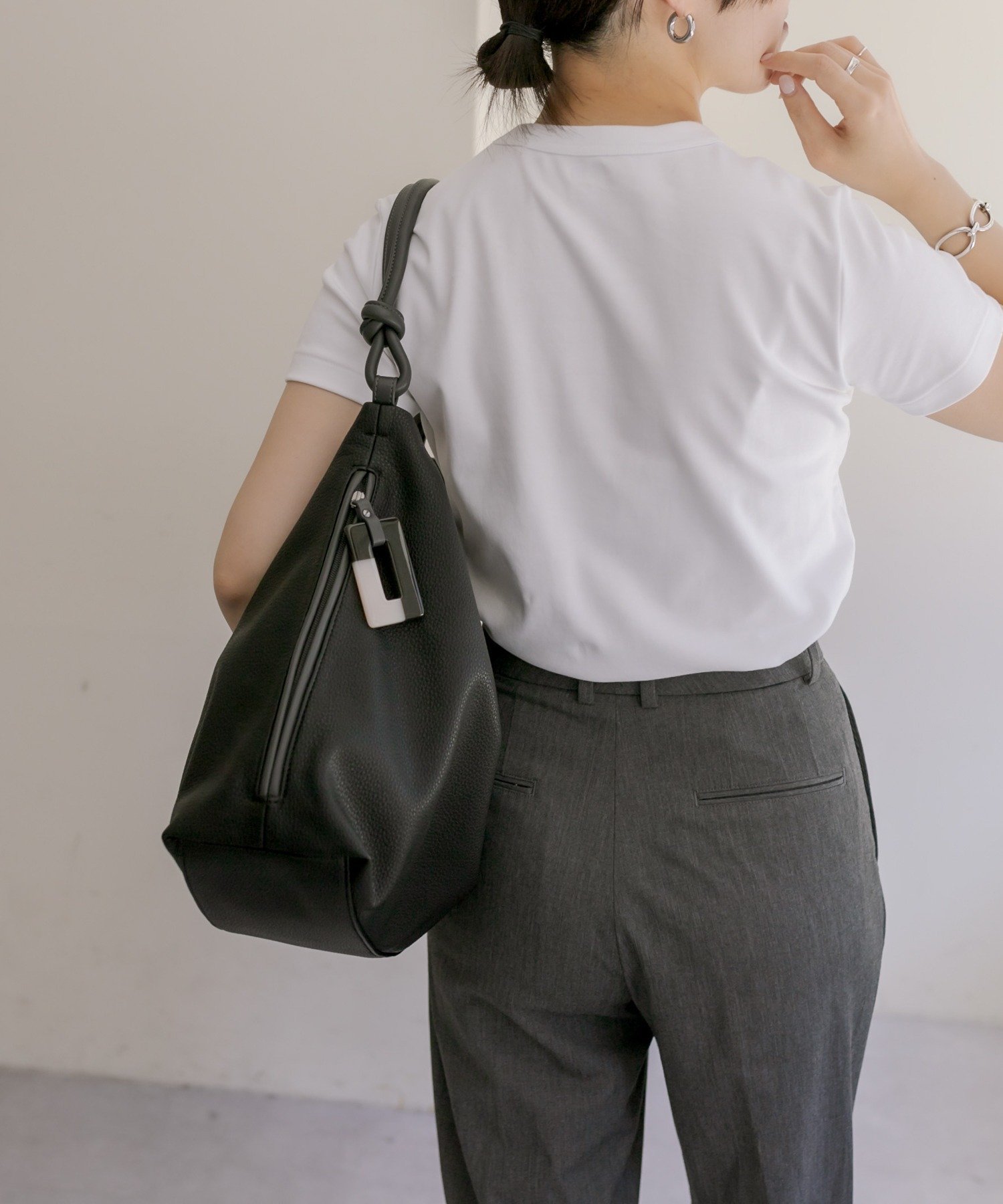 【イア パピヨネ/ear PAPILLONNER】の《A4対応》樹脂パーツワンハンドルバッグ インテリア・キッズ・メンズ・レディースファッション・服の通販 founy(ファニー) ファッション Fashion レディースファッション Fashion for Women バッグ Bags アクセサリー Fashion Accessories シンプル Simple, Minimal フェイクレザー Faux Leather, PU Leather ポケット Pocket, Pocket Detail エレガント 上品 Elegant ビジネス 仕事 通勤 Business / Work / Commuting 軽量 Lightweight, Ultra Light ブラックその他1|ID: prp329100004776034 ipo3291000000034623020