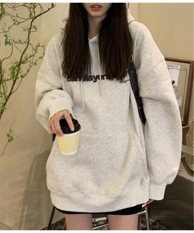 【チェルカ/CERCA】のMEMECLE/【MEMECLE/メメクル】ロゴ プリント スウェットパーカー 人気、トレンドファッション・服の通販 founy(ファニー) ファッション Fashion レディースファッション Fashion for Women トップス・カットソー Cut & Sew Tops レディースパーカー・カジュアルフーディー Casual Hoodies & Sweatshirts スウェット・クルーネックトップス Sweatshirts & Crewnecks / Relaxed Fit Sweat Tops カーゴパンツ Cargo Pants, Utility Pants ショート Short, Short Length シンプル Simple, Minimal スニーカー Sneakers, Trainers スポーティ Sporty, Casual Athletic トレンド Trend, Trending Now 定番 Standard, Basic Item ハーフ Half, Half-Length パーカー Hoodie, Parka ビッグ Big, Oversized フロント Front, Front Design プリント Print, Printed Pattern ポケット Pocket, Pocket Detail ロング Long, Long-Length 冬 Winter / This Winter 再入荷 Restock / Back in Stock おすすめ Recommended / Our Picks |ID:prp329100004776067
