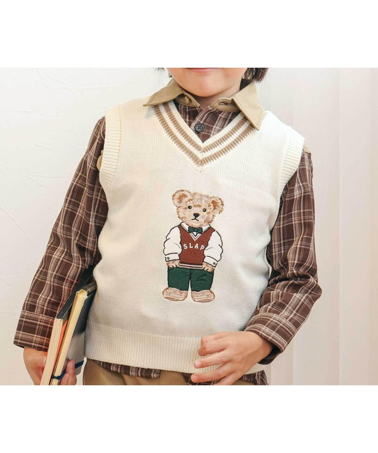 【ベベ オンライン ストア/BEBE ONLINE STORE / KIDS】のクマ刺しゅうラインリブニットベスト(80~130cm) インテリア・キッズ・メンズ・レディースファッション・服の通販 founy(ファニー) 　ファッション　Fashion　キッズファッション　Fashion for Kids　秋　Autumn　チェック　Check, Plaid, Tartan　チュール　Tulip, Tulip Motif　トレンド　Trend, Trending Now　フォーマル　Formal, Dressy　フレンチ　French, French Style　フロント　Front, Front Design　ベスト　Vest, Waistcoat　ミックス　Mix, Mixed Style　モチーフ　Motif, Design Theme　リボン　Ribbon, Bow　ロマンティック　Romantic, Feminine Style　A/W・秋冬　Autumn/Winter　おすすめ　Recommended / Our Picks　エレガント 上品　Elegant　セレモニー　Ceremony　2025年　2025　2025-2026秋冬・A/W　Autumn/Winter 2025–26 AW25–26　オフホワイト|ID: prp329100004776196 ipo3291000000034624455