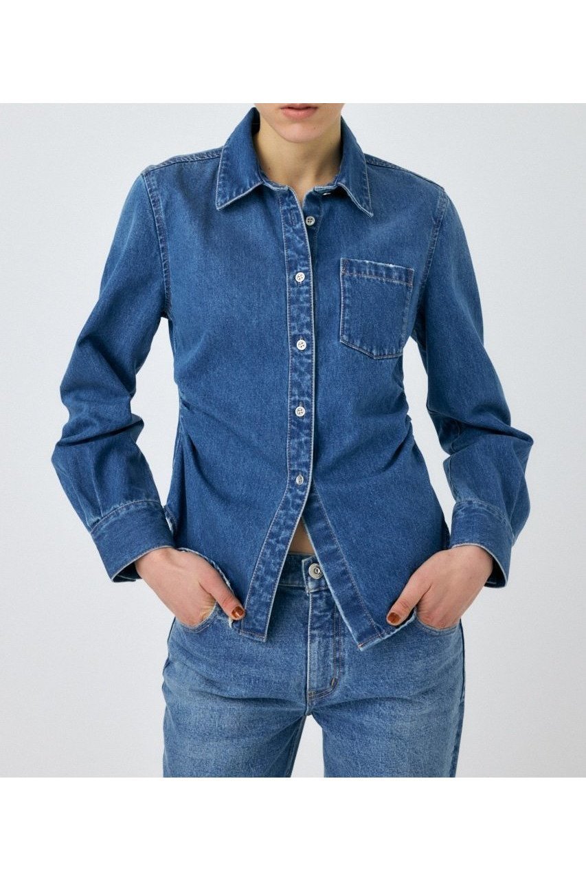 【マウジー/moussy】のWAIST FIT デニムシャツ インテリア・キッズ・メンズ・レディースファッション・服の通販 founy(ファニー) 　ファッション　Fashion　レディースファッション　Fashion for Women　トップス・カットソー　Cut & Sew Tops　シャツ・ブラウス・オフィスカジュアル　Elegant Blouses & Button-Ups　キャミソール　Camisole, Spaghetti Strap Top　ギャザー　Gathered, Ruffled　シンプル　Simple, Minimal　スタイリッシュ　Stylish, Fashionable　デニム　Denim, Jeans Material　人気　Popular, Best Seller　ラウンド　Round, Round Neck　ワンポイント　One Point, Statement Accent　再入荷　Restock / Back in Stock　おすすめ　Recommended / Our Picks　BLU|ID: prp329100004776197 ipo3291000000034722326