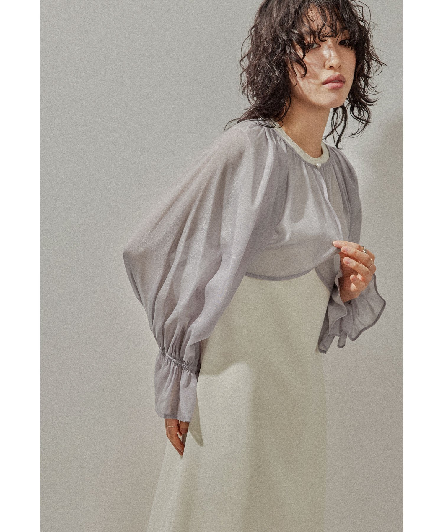 【ビーフラット/bflat】のパールボタンシアーボレロ ショート丈 カーディガン 結婚式 同窓会 お呼ばれ インテリア・キッズ・メンズ・レディースファッション・服の通販 founy(ファニー) 　ファッション　Fashion　レディースファッション　Fashion for Women　トップス・カットソー　Cut & Sew Tops　カーディガン・羽織り　Layered Style Cardigans　おすすめ　Recommended / Our Picks　カーディガン　Cardigan, Knitwear　ショート　Short, Short Length　スリーブ　Sleeve, Long Sleeve / Short Sleeve　ドレス　Dress, One-Piece　パール　Pearl, Pearl Accent　エレガント 上品　Elegant　二次会　After Party　披露宴　Wedding Reception　結婚式　Wedding　グレー|ID: prp329100004776339 ipo3291000000034625742