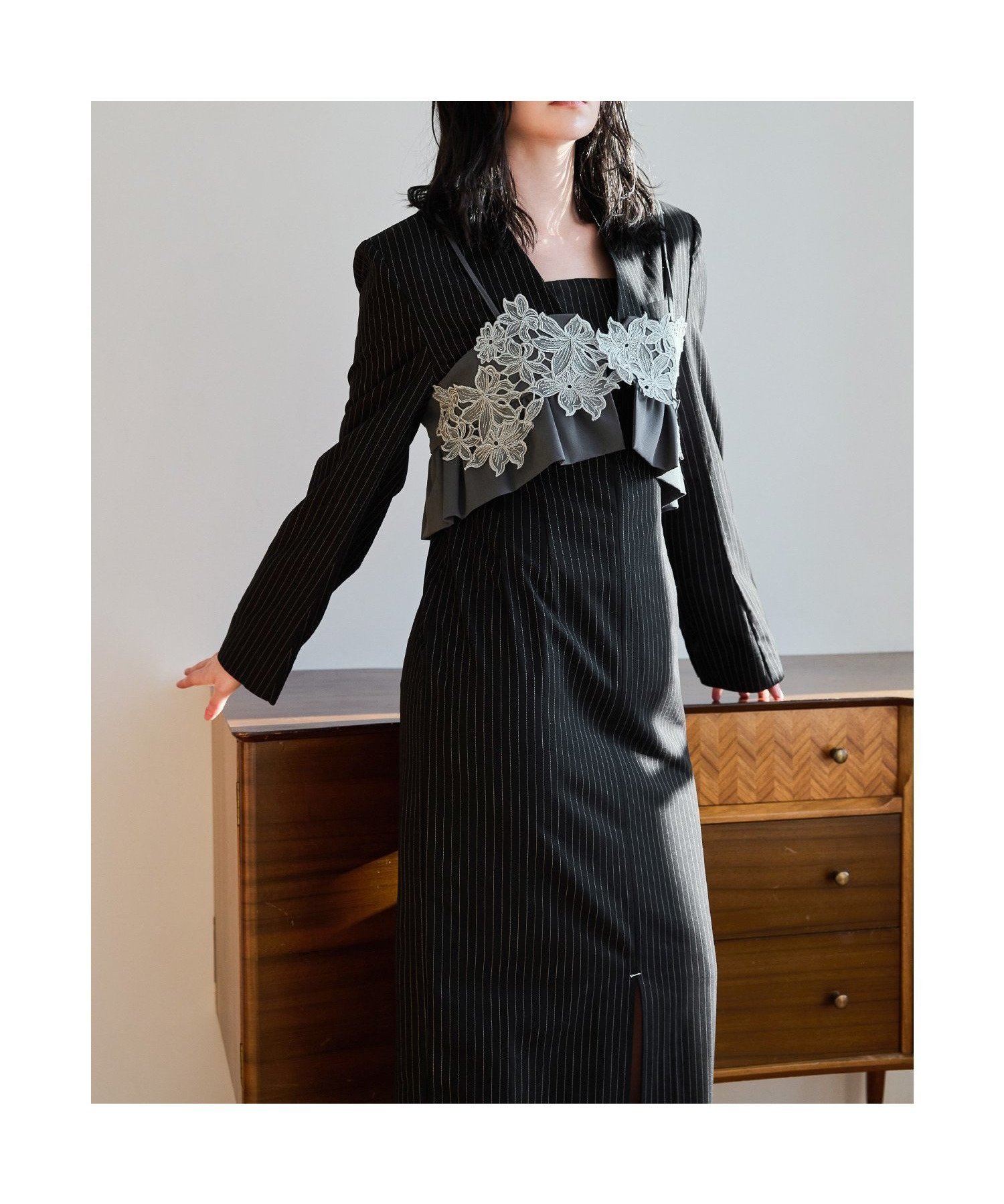 【ビーフラット/bflat】のピンストライプテーラードビスチェドレス 2点セット パーティードレス インテリア・キッズ・メンズ・レディースファッション・服の通販 founy(ファニー) 　ファッション　Fashion　レディースファッション　Fashion for Women　トップス・カットソー　Cut & Sew Tops　ビスチェ　Bustiers & Corset Tops / Layered Bustier Style　ワンピース　Dresses　フォーマル・パーティードレス・結婚式用ドレス　Elegant & Casual Dresses　エレガント 上品　Elegant　シェイプ　Shape, Slim Fit　ストライプ　Stripe, Striped Pattern　スリット　Slit, Slit Detail　ドレス　Dress, One-Piece　ビスチェ　Bustier, Corset Top　フラワー　Flower, Floral　フロント　Front, Front Design　レース　Lace, Lace Fabric　おすすめ　Recommended / Our Picks　結婚式　Wedding　披露宴　Wedding Reception　二次会　After Party　ブラック|ID: prp329100004777010 ipo3291000000034632604