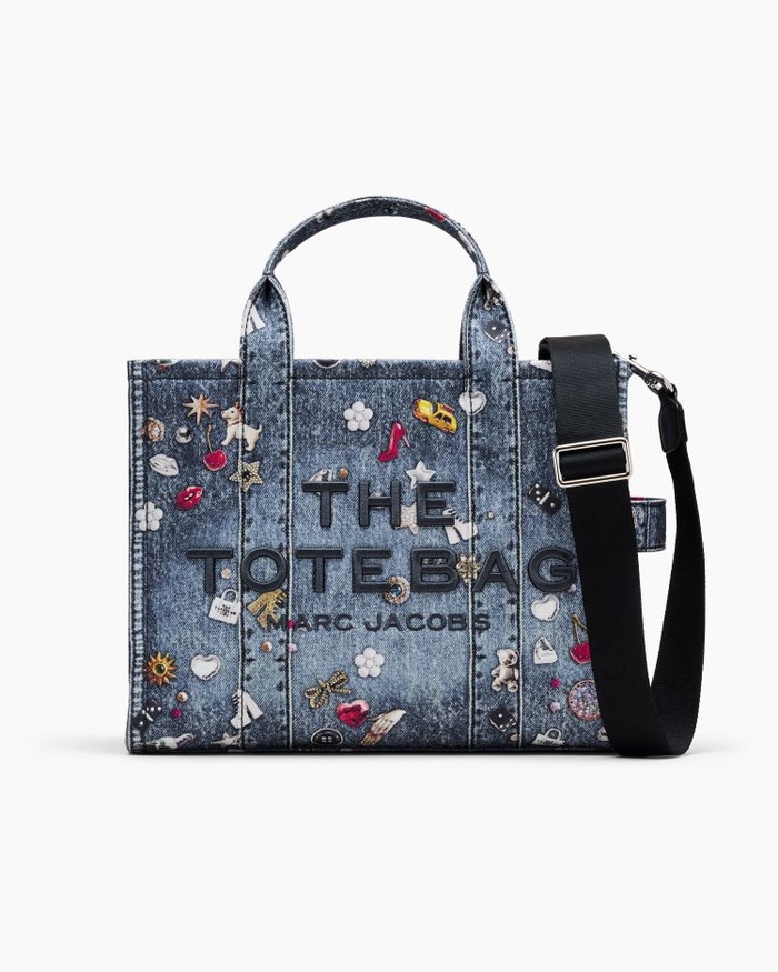 【マーク ジェイコブス/MARC JACOBS】の【公式】TROMPE LOEIL TRINKET TOTE/トロンプルイユ トリンケット ミディアム トート インテリア・キッズ・メンズ・レディースファッション・服の通販 founy(ファニー) https://founy.com/ ファッション Fashion レディースファッション Fashion for Women バッグ Bags キャンバス Canvas, Canvas Fabric チャーム Charm, Pendant プリント Print, Printed Pattern ラップ Wrap, Wrap Design ワーク Workwear, Utility Style |ID: prp329100004777069 ipo3291000000034633842