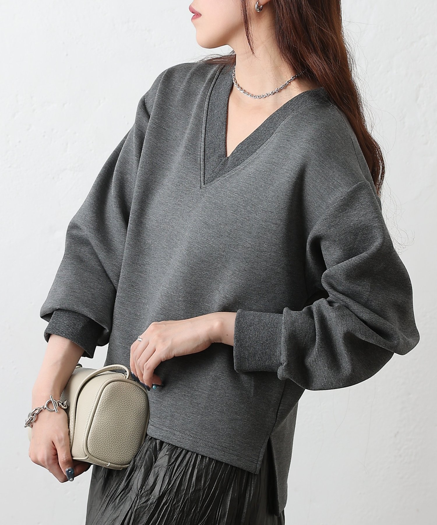 【コロニートゥーワンスリーナイン/COLONY 2139】のダンボールVネックプルオーバー インテリア・キッズ・メンズ・レディースファッション・服の通販 founy(ファニー) 　ファッション　Fashion　レディースファッション　Fashion for Women　トップス・カットソー　Cut & Sew Tops　カジュアルプルオーバー・ニットトップス　Pullovers & Knit Tops / Casual Pullovers　Vネックトップス　V-Neck Tops / V-Cut Neckline Shirts　春　Spring　秋　Autumn　フォルム　Silhouette, Form　ロング　Long, Long-Length　再入荷　Restock / Back in Stock　エレガント 上品　Elegant　チャコールグレー|ID: prp329100004777578 ipo3291000000034697118