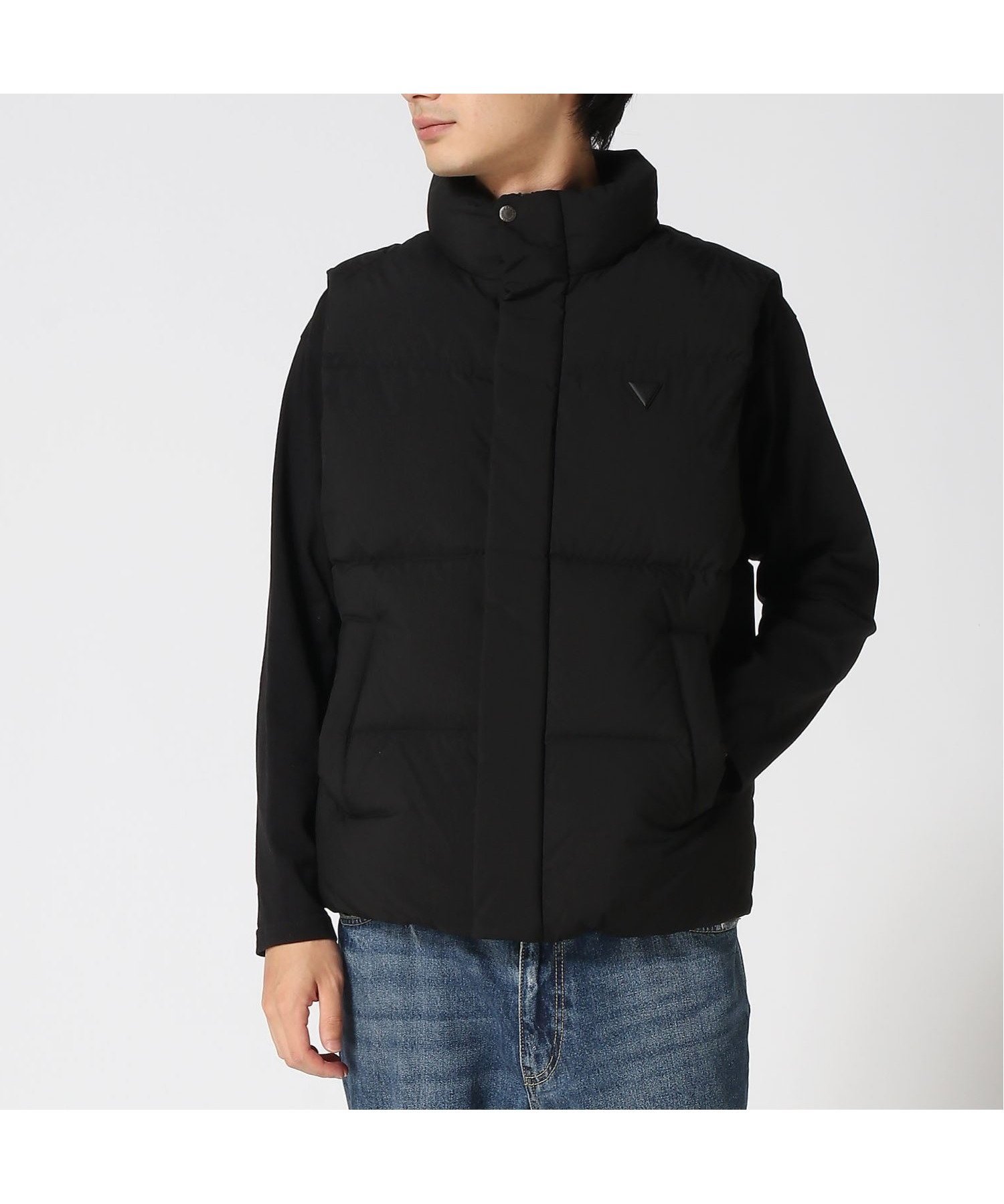 【ゲス/GUESS】のGUESS ダウンベスト UNI Down Vest インテリア・キッズ・メンズ・レディースファッション・服の通販 founy(ファニー) 　ファッション　Fashion　レディースファッション　Fashion for Women　アウター　Coat / Outerwear Collection　トップス・カットソー　Cut & Sew Tops　ベスト&ジレ / 重ね着スタイル　Vests & Gilets　スリーブ　Sleeve, Long Sleeve / Short Sleeve　ダウン　Down, Puffer　ベスト　Vest, Waistcoat　ベーシック　Basic, Essential　ビジネス 仕事 通勤　Business / Work / Commuting　ブラック|ID: prp329100004777664 ipo3291000000034642405