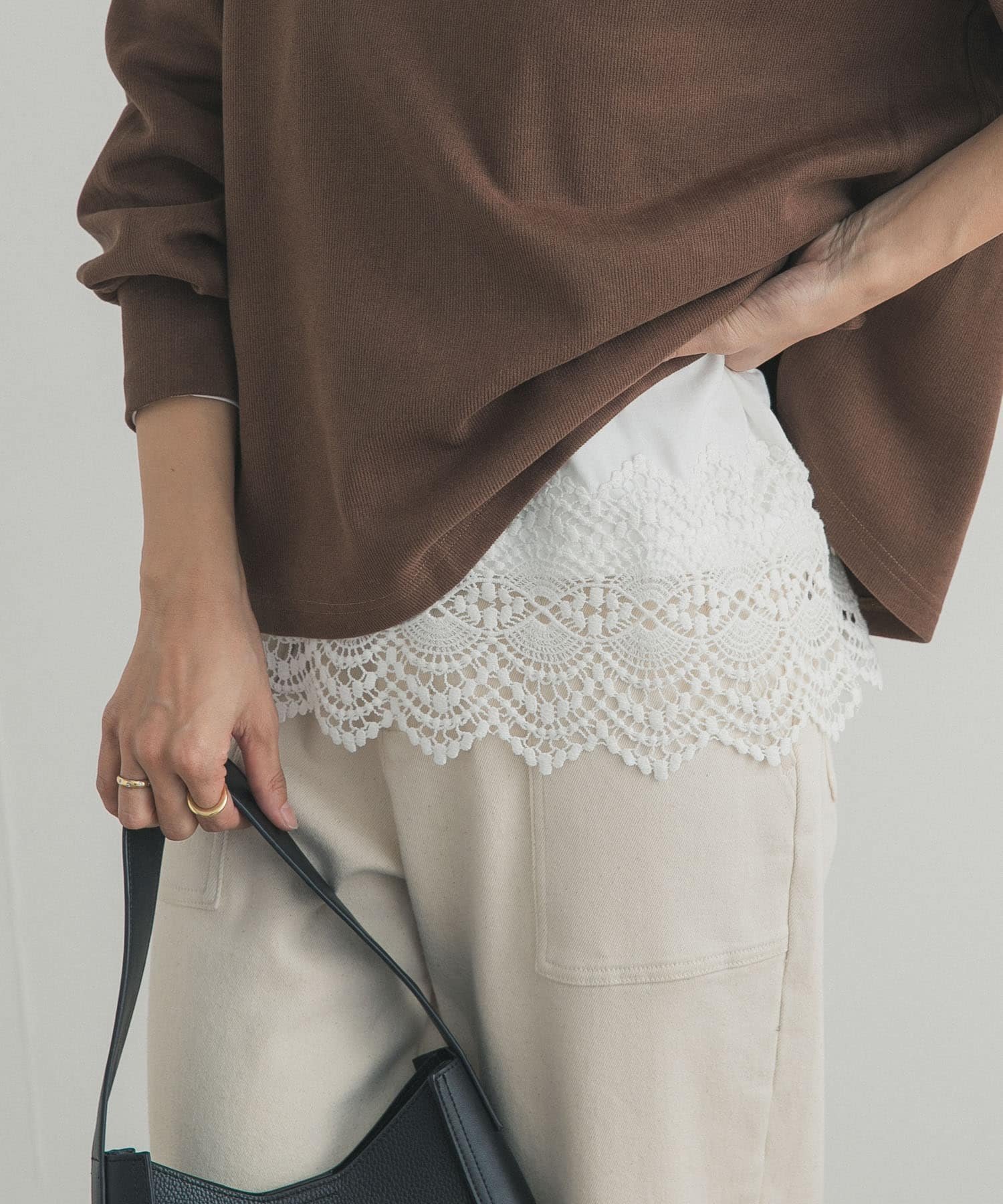 【アーバンリサーチ ドアーズ/URBAN RESEARCH DOORS】の裾レースカットソー 人気、トレンドファッション・服の通販 founy(ファニー) ファッション Fashion レディースファッション Fashion for Women トップス・カットソー Cut & Sew Tops カットソー・ベーシックTシャツ Cut-and-Sewn Tops / Stretch Tees & Basics 2025年 2025 2025-2026秋冬・A/W Autumn/Winter 2025–26 AW25–26 冬 Winter / This Winter インナー Innerwear シンプル Simple, Minimal スウェット / スエット Sweatshirt, Sweatwear スリーブ Sleeve, Long Sleeve / Short Sleeve バランス Balance, Style Balance レース Lace, Lace Fabric ロング Long, Long-Length A/W・秋冬 Autumn/Winter other-1|ID: prp329100004777697 ipo3291000000034780757