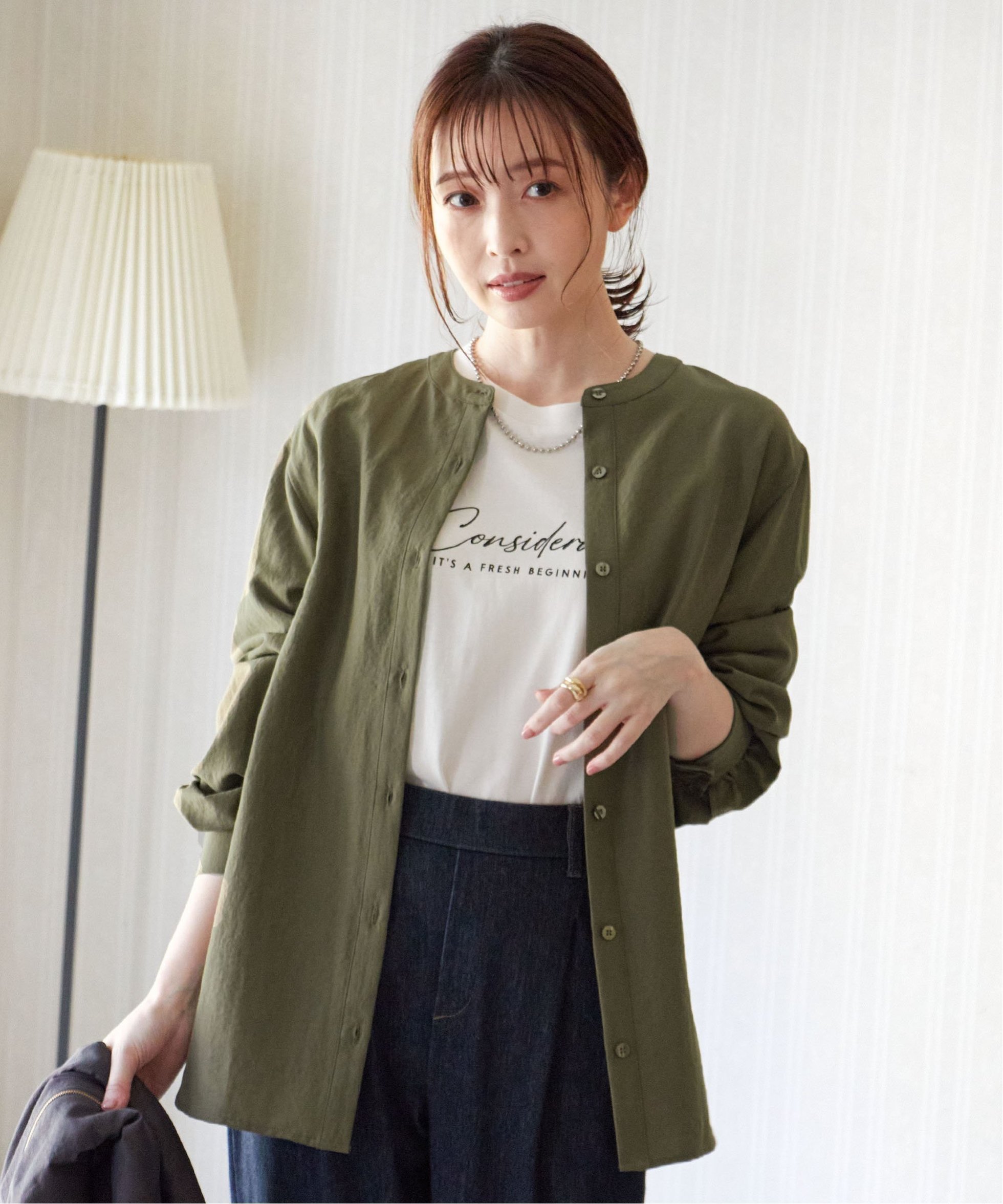 【イッカ/ikka】の【雑誌InRed10月号掲載】前後2WAYバンドカラーシャツ インテリア・キッズ・メンズ・レディースファッション・服の通販 founy(ファニー) 　雑誌掲載アイテム　Magazine Picks & Fashion Features　ファッション雑誌　Fashion Magazines　インレッド　InRed　ファッション　Fashion　レディースファッション　Fashion for Women　トップス・カットソー　Cut & Sew Tops　シャツ・ブラウス・オフィスカジュアル　Elegant Blouses & Button-Ups　秋　Autumn　カフス　Cuff Design　10月号　October Issue　ストライプ　Stripe, Striped Pattern　スリット　Slit, Slit Detail　雑誌　Magazine, Fashion Magazine　デニム　Denim, Jeans Material　トレンド　Trend, Trending Now　フロント　Front, Front Design　ボトム　Bottoms, Lower Wear　羽織　Haori, Light Jacket　おすすめ　Recommended / Our Picks　ダークグリーン|ID: prp329100004777764 ipo3291000000034644240