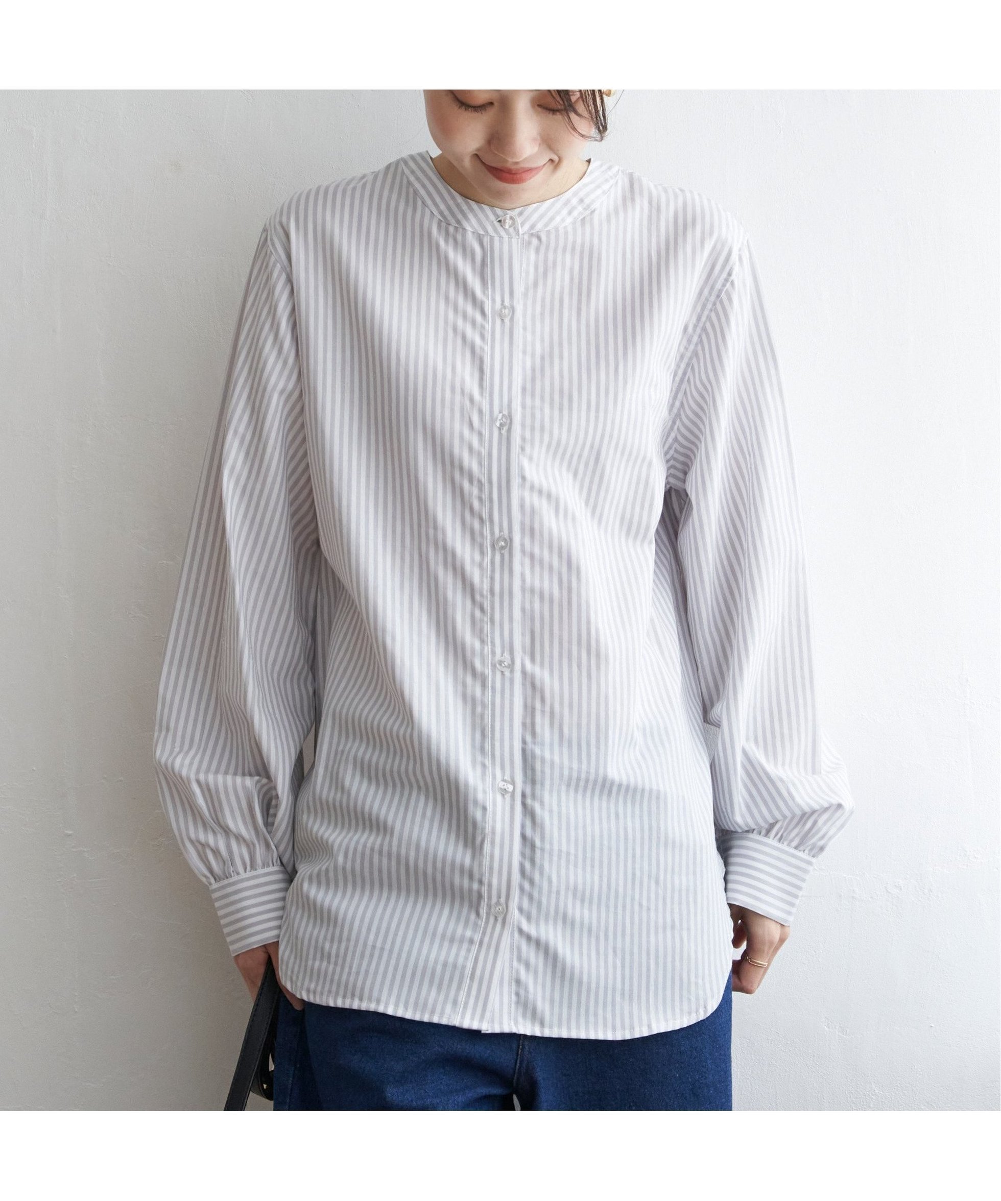 【イッカ/ikka】の【雑誌InRed10月号掲載】前後2WAYバンドカラーシャツ インテリア・キッズ・メンズ・レディースファッション・服の通販 founy(ファニー) 　雑誌掲載アイテム　Magazine Picks & Fashion Features　ファッション雑誌　Fashion Magazines　インレッド　InRed　ファッション　Fashion　レディースファッション　Fashion for Women　トップス・カットソー　Cut & Sew Tops　シャツ・ブラウス・オフィスカジュアル　Elegant Blouses & Button-Ups　秋　Autumn　カフス　Cuff Design　10月号　October Issue　ストライプ　Stripe, Striped Pattern　スリット　Slit, Slit Detail　雑誌　Magazine, Fashion Magazine　デニム　Denim, Jeans Material　トレンド　Trend, Trending Now　フロント　Front, Front Design　ボトム　Bottoms, Lower Wear　羽織　Haori, Light Jacket　おすすめ　Recommended / Our Picks　グレー|ID: prp329100004777764 ipo3291000000034644245