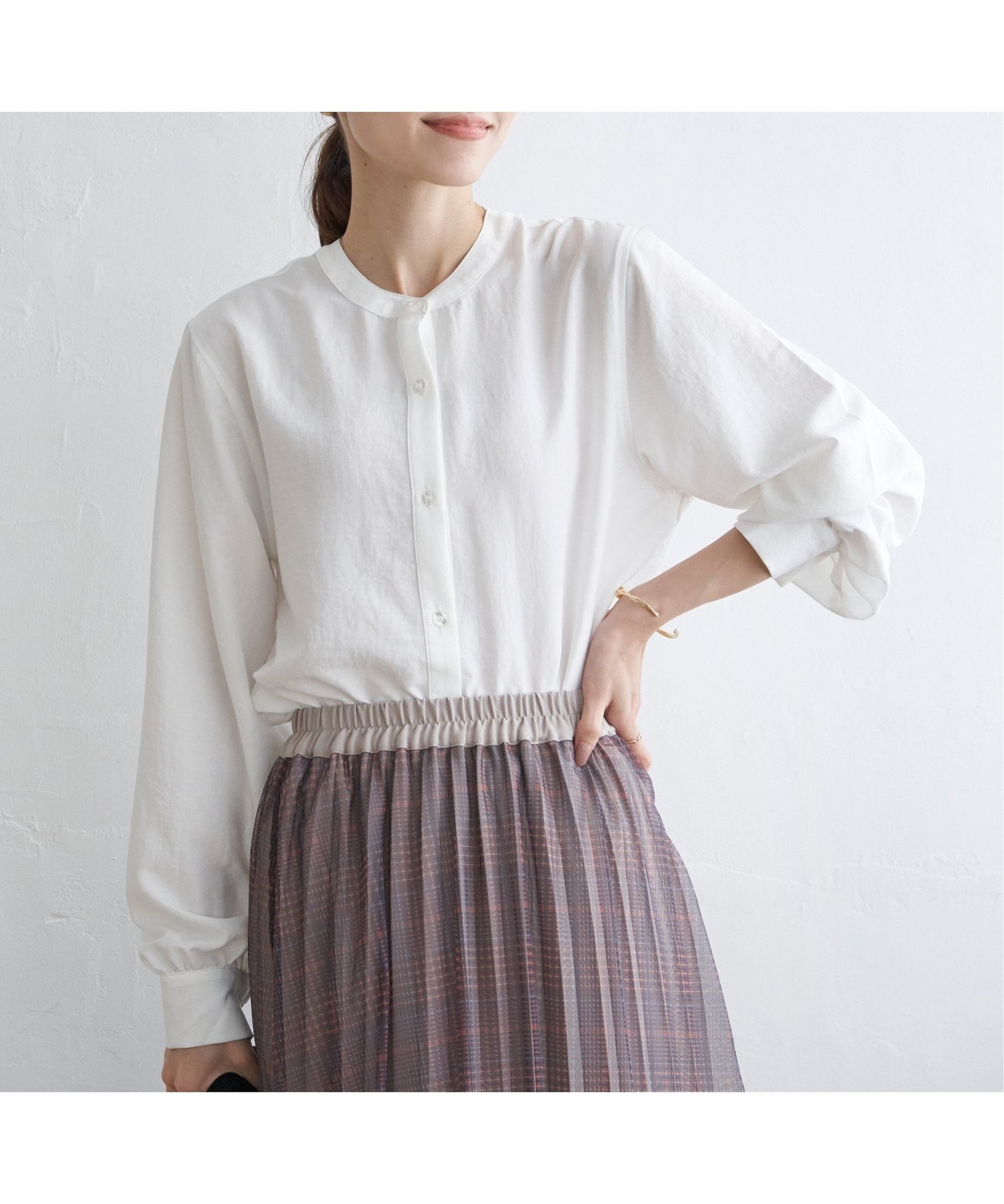 【イッカ/ikka】の【雑誌InRed10月号掲載】前後2WAYバンドカラーシャツ インテリア・キッズ・メンズ・レディースファッション・服の通販 founy(ファニー) 　雑誌掲載アイテム　Magazine Picks & Fashion Features　ファッション雑誌　Fashion Magazines　インレッド　InRed　ファッション　Fashion　レディースファッション　Fashion for Women　トップス・カットソー　Cut & Sew Tops　シャツ・ブラウス・オフィスカジュアル　Elegant Blouses & Button-Ups　秋　Autumn　カフス　Cuff Design　10月号　October Issue　ストライプ　Stripe, Striped Pattern　スリット　Slit, Slit Detail　雑誌　Magazine, Fashion Magazine　デニム　Denim, Jeans Material　トレンド　Trend, Trending Now　フロント　Front, Front Design　ボトム　Bottoms, Lower Wear　羽織　Haori, Light Jacket　おすすめ　Recommended / Our Picks　オフホワイト|ID: prp329100004777764 ipo3291000000035245559