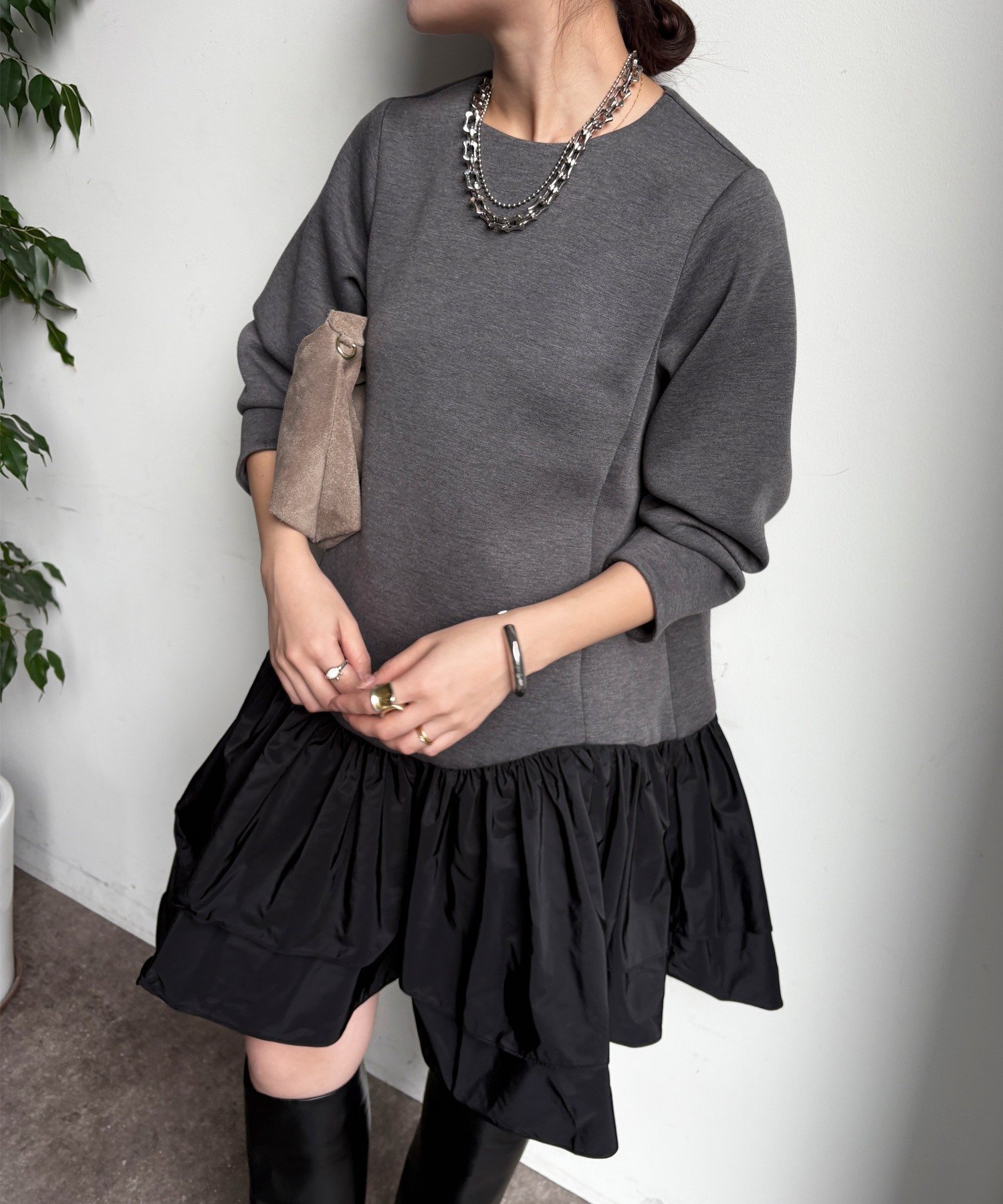 【ドゥドゥ/DouDou】の【完売カラー再追加!】裾フリル異素材切替ミニワンピース インテリア・キッズ・メンズ・レディースファッション・服の通販 founy(ファニー) ファッション Fashion レディースファッション Fashion for Women ワンピース Dresses 切替 Switching, Contrast Panel スマート Smart, Elegant トレンド Trend, Trending Now ドッキング Docking, Mixed Material フリル Frill, Ruffle A/W・秋冬 Autumn/Winter 冬 Winter / This Winter 再入荷 Restock / Back in Stock 2025年 2025 2025-2026秋冬・A/W Autumn/Winter 2025–26 AW25–26 チャコールグレー|ID: prp329100004777785 ipo3291000000034786704