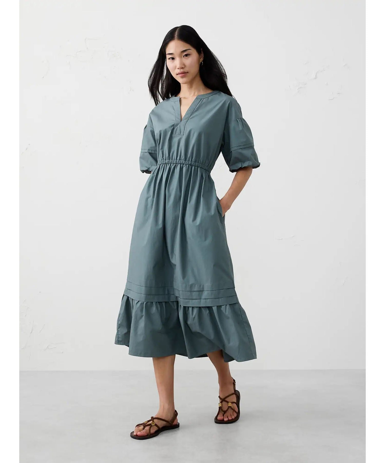 【バナナリパブリック ファクトリーストア/BANANA REPUBLIC FACTORY STORE】のBANANA REPUBLIC FACTORY STORE ティアードマキシワンピース インテリア・キッズ・メンズ・レディースファッション・服の通販 founy(ファニー) ファッション Fashion レディースファッション Fashion for Women ワンピース Dresses マキシ丈ワンピース・ロングドレス Maxi Dresses / Long One-Pieces サンダル Sandals, Summer Shoes シューズ Shoes, Footwear ショート Short, Short Length バレエ Ballet, Ballet Style フリル Frill, Ruffle ミドル Middle Length, Mid Height ワイド Wide, Wide Fit SLATE_GREEN|ID: prp329100004778555 ipo3291000000034653226