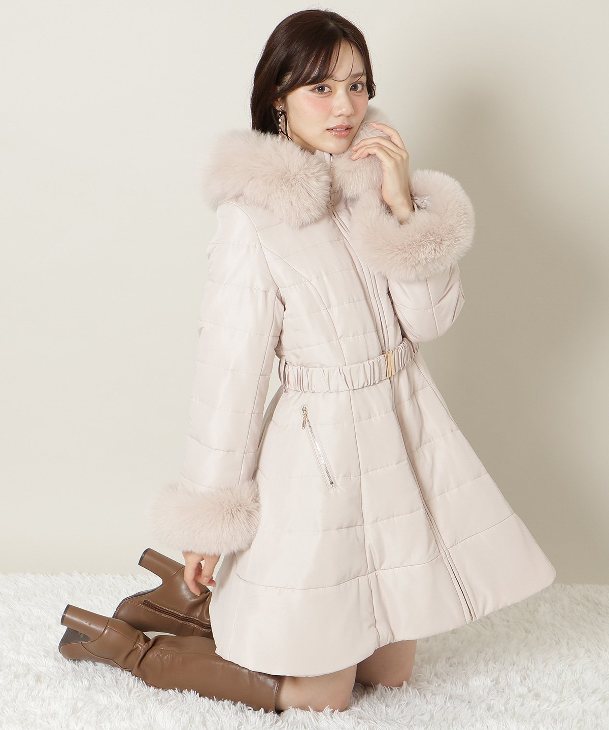 【ウィルセレクション/WILLSELECTION】のフォックスファーキルティングフレアコート インテリア・キッズ・メンズ・レディースファッション・服の通販 founy(ファニー) 　ファッション　Fashion　レディースファッション　Fashion for Women　アウター　Coat / Outerwear Collection　コート・ロングコート・ピーコート　Long Coats, Peacoats & More　おすすめ　Recommended / Our Picks　オケージョン　Occasion Wear　ダウン　Down, Puffer　ドレス　Dress, One-Piece　フォックス　Fox, Fox Fur　ポケット　Pocket, Pocket Detail　ミドル　Middle Length, Mid Height　リアル　Real, Realistic　エレガント 上品　Elegant　羽織　Haori, Light Jacket　ベージュ|ID: prp329100004778609 ipo3291000000034654017