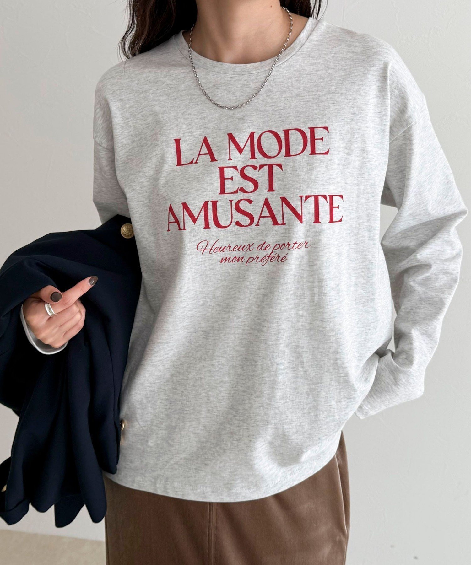 【フレディ&グロスター/FREDY&GLOSTER】のロゴプリントロンTシャツ インテリア・キッズ・メンズ・レディースファッション・服の通販 founy(ファニー) 　ファッション　Fashion　レディースファッション　Fashion for Women　トップス・カットソー　Cut & Sew Tops　シャツ・ブラウス・オフィスカジュアル　Elegant Blouses & Button-Ups　ロングTシャツ・Tシャツ　Longline T-Shirts & Tees　秋　Autumn　カーディガン　Cardigan, Knitwear　ジャケット　Jacket, Outerwear　バランス　Balance, Style Balance　フロント　Front, Front Design　プリント　Print, Printed Pattern　ベーシック　Basic, Essential　おすすめ　Recommended / Our Picks　2025年　2025　2025-2026秋冬・A/W　Autumn/Winter 2025–26 AW25–26　ライトグレー|ID: prp329100004778644 ipo3291000000035032571