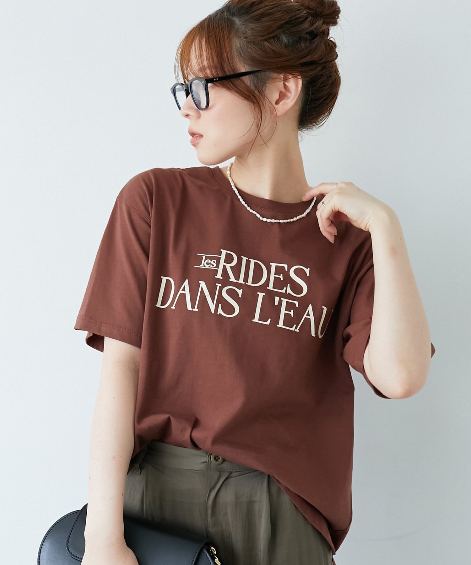 【ルクールブラン/le.coeur blanc】の《手洗い可能》RIDES DANS L EAUロゴTシャツ インテリア・キッズ・メンズ・レディースファッション・服の通販 founy(ファニー) ファッション Fashion レディースファッション Fashion for Women トップス・カットソー Cut & Sew Tops シャツ・ブラウス・オフィスカジュアル Elegant Blouses & Button-Ups ロングTシャツ・Tシャツ Longline T-Shirts & Tees ウェーブ Wavy Pattern スリット Slit, Slit Detail 定番 Standard, Basic Item おすすめ Recommended / Our Picks ブラウン|ID: prp329100004778653 ipo3291000000034654637