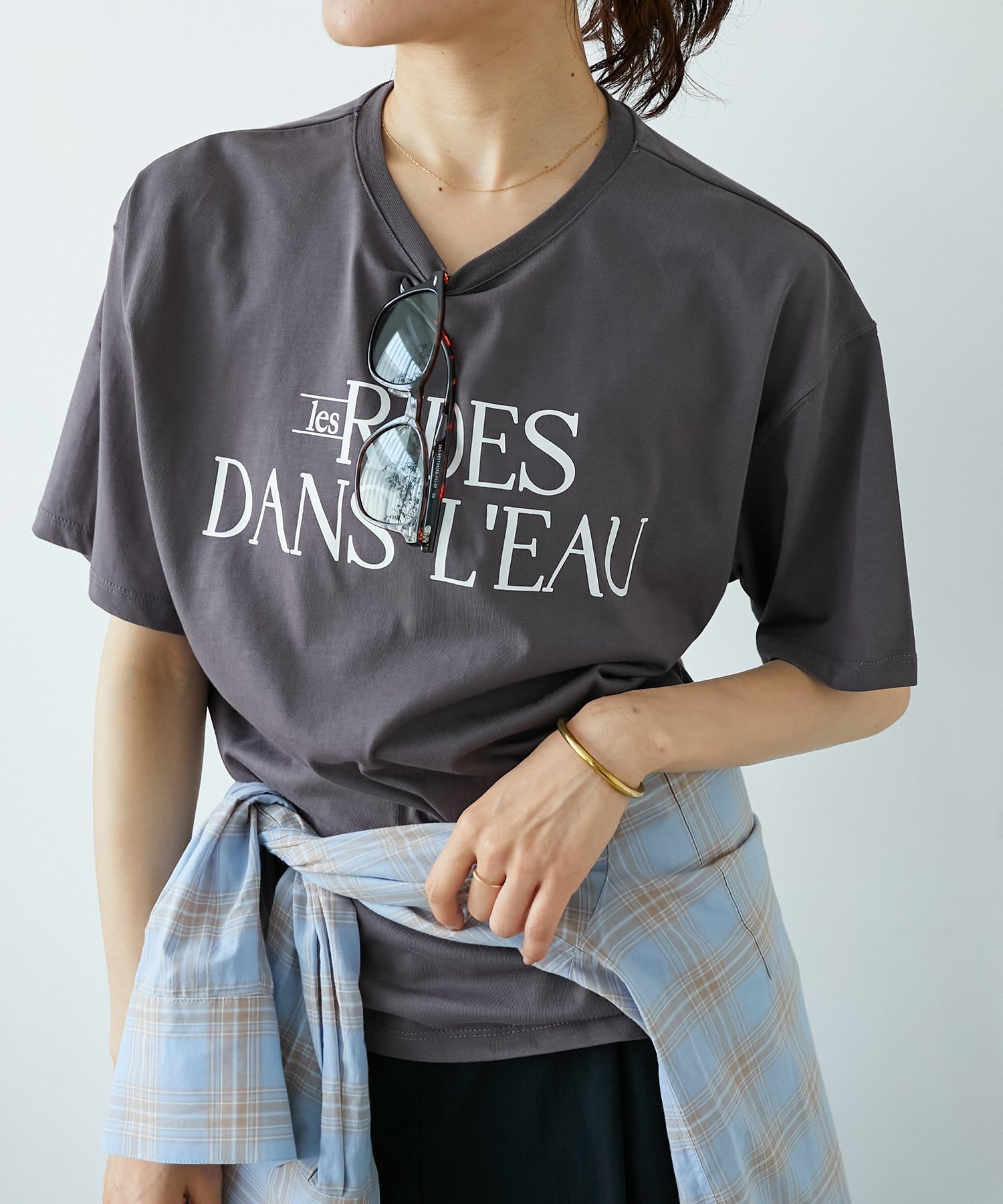 【ルクールブラン/le.coeur blanc】の《手洗い可能》RIDES DANS L EAUロゴTシャツ インテリア・キッズ・メンズ・レディースファッション・服の通販 founy(ファニー) ファッション Fashion レディースファッション Fashion for Women トップス・カットソー Cut & Sew Tops シャツ・ブラウス・オフィスカジュアル Elegant Blouses & Button-Ups ロングTシャツ・Tシャツ Longline T-Shirts & Tees ウェーブ Wavy Pattern スリット Slit, Slit Detail 定番 Standard, Basic Item おすすめ Recommended / Our Picks D/グレー|ID: prp329100004778653 ipo3291000000034654639