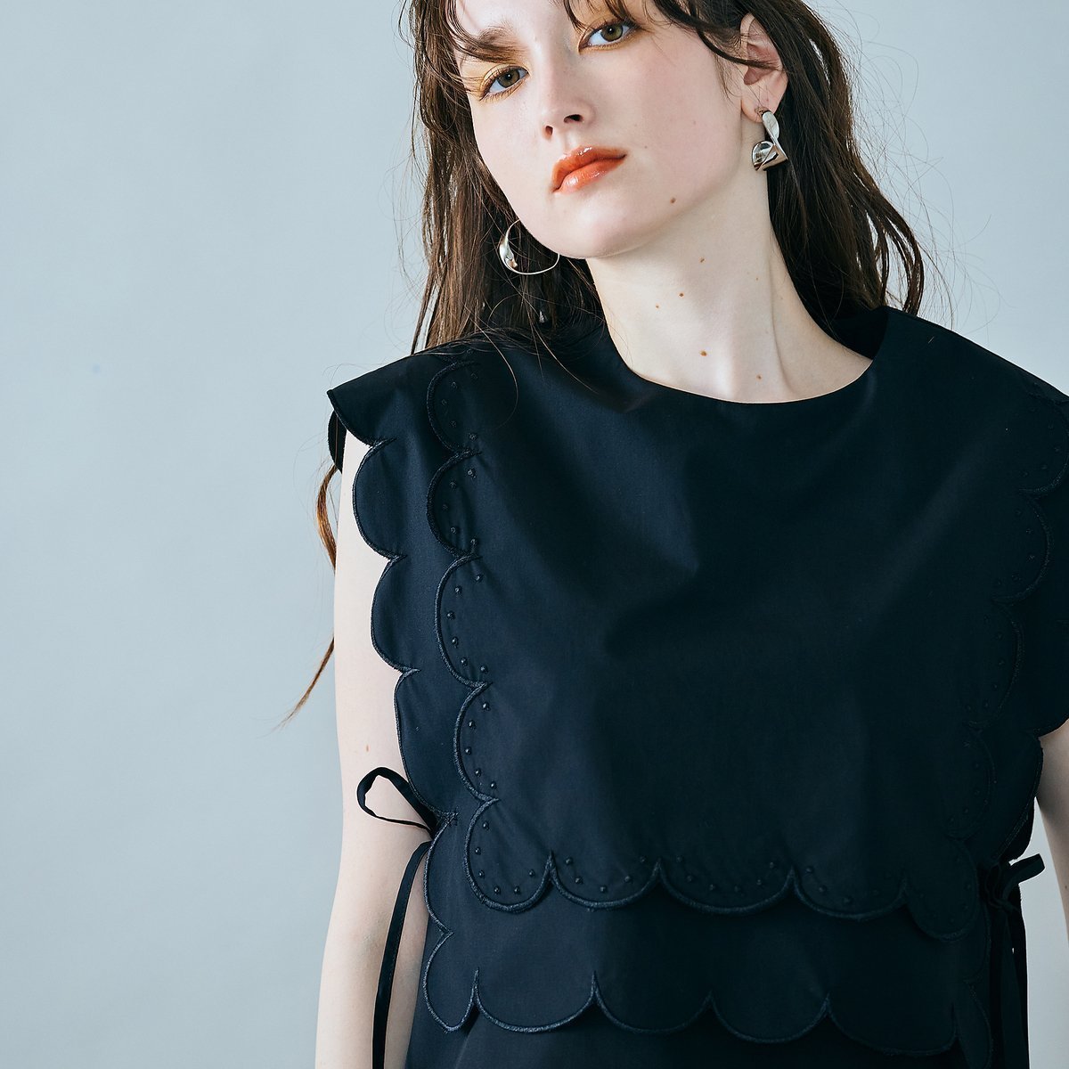 【ローズティアラ/Rose Tiara】のスカラップ刺繍ダブルカラーブラウス インテリア・キッズ・メンズ・レディースファッション・服の通販 founy(ファニー) 　ファッション　Fashion　レディースファッション　Fashion for Women　トップス・カットソー　Cut & Sew Tops　シャツ・ブラウス・オフィスカジュアル　Elegant Blouses & Button-Ups　シンプル　Simple, Minimal　スカラップ　Scallop, Scalloped Edge　スタンダード　Standard, Basic　スマート　Smart, Elegant　ダブル　Double, Double-Breasted　ノースリーブ　Sleeveless, No-Sleeve　ビッグ　Big, Oversized　フェミニン　Feminine, Girly　フラット　Flat, Flat Shoes　プリント　Print, Printed Pattern　ポケット　Pocket, Pocket Detail　ブラック|ID: prp329100004778766 ipo3291000000034656329