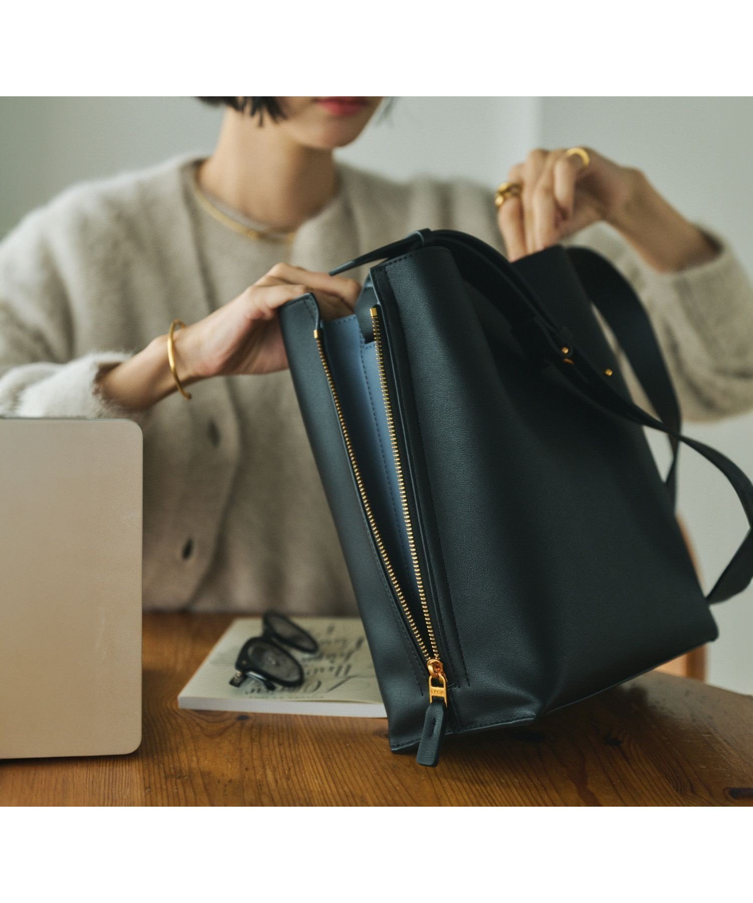 【ロペ/ROPE'】の【E POR】Y BAG Shoulder Medium【軽量】【25AW】 インテリア・キッズ・メンズ・レディースファッション・服の通販 founy(ファニー) 　ファッション　Fashion　レディースファッション　Fashion for Women　エレガント 上品　Elegant　オレンジ　Orange　軽量　Lightweight, Ultra Light　サイドジップ　Side Zip, Side Zipper　ショルダー　Shoulder, Shoulder Strap　財布　Wallet, Purse　人気　Popular, Best Seller　バランス　Balance, Style Balance　パープル　Purple, Violet　ポケット　Pocket, Pocket Detail　ポーチ　Pouch, Small Case　日傘　Parasol, UV Umbrella　マグネット　Magnet, Magnetic Closure　ラベンダー　Lavender　おすすめ　Recommended / Our Picks　ビジネス 仕事 通勤　Business / Work / Commuting　2025年　2025　2025-2026秋冬・A/W　Autumn/Winter 2025–26 AW25–26　ブラック(01)|ID: prp329100004779077 ipo3291000000034660428