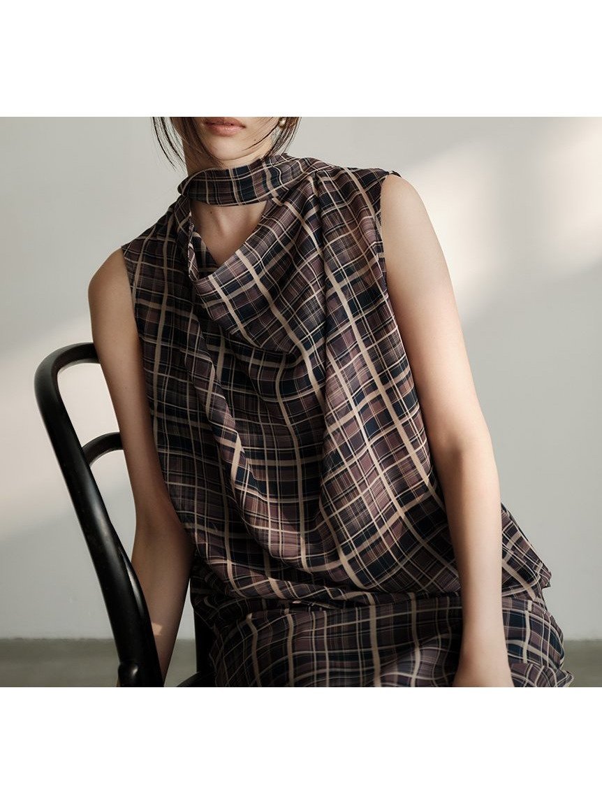 【フレイ アイディー/FRAY I.D】のドレープネックノースリーブブラウス インテリア・キッズ・メンズ・レディースファッション・服の通販 founy(ファニー) 　ファッション　Fashion　レディースファッション　Fashion for Women　トップス・カットソー　Cut & Sew Tops　キャミソール&ノースリーブ　Camisoles & Sleeveless Tops　シャツ・ブラウス・オフィスカジュアル　Elegant Blouses & Button-Ups　インナー　Innerwear　エレガント 上品　Elegant　カットジャガード　Cut Jacquard　キャミソール　Camisole, Spaghetti Strap Top　シアー　Sheer, See-Through　スマート　Smart, Elegant　チェック　Check, Plaid, Tartan　トレンド　Trend, Trending Now　ドレープ　Drape, Draping Fabric　ノースリーブ　Sleeveless, No-Sleeve　秋　Autumn　NVY[089]|ID: prp329100004779204 ipo3291000000034662071